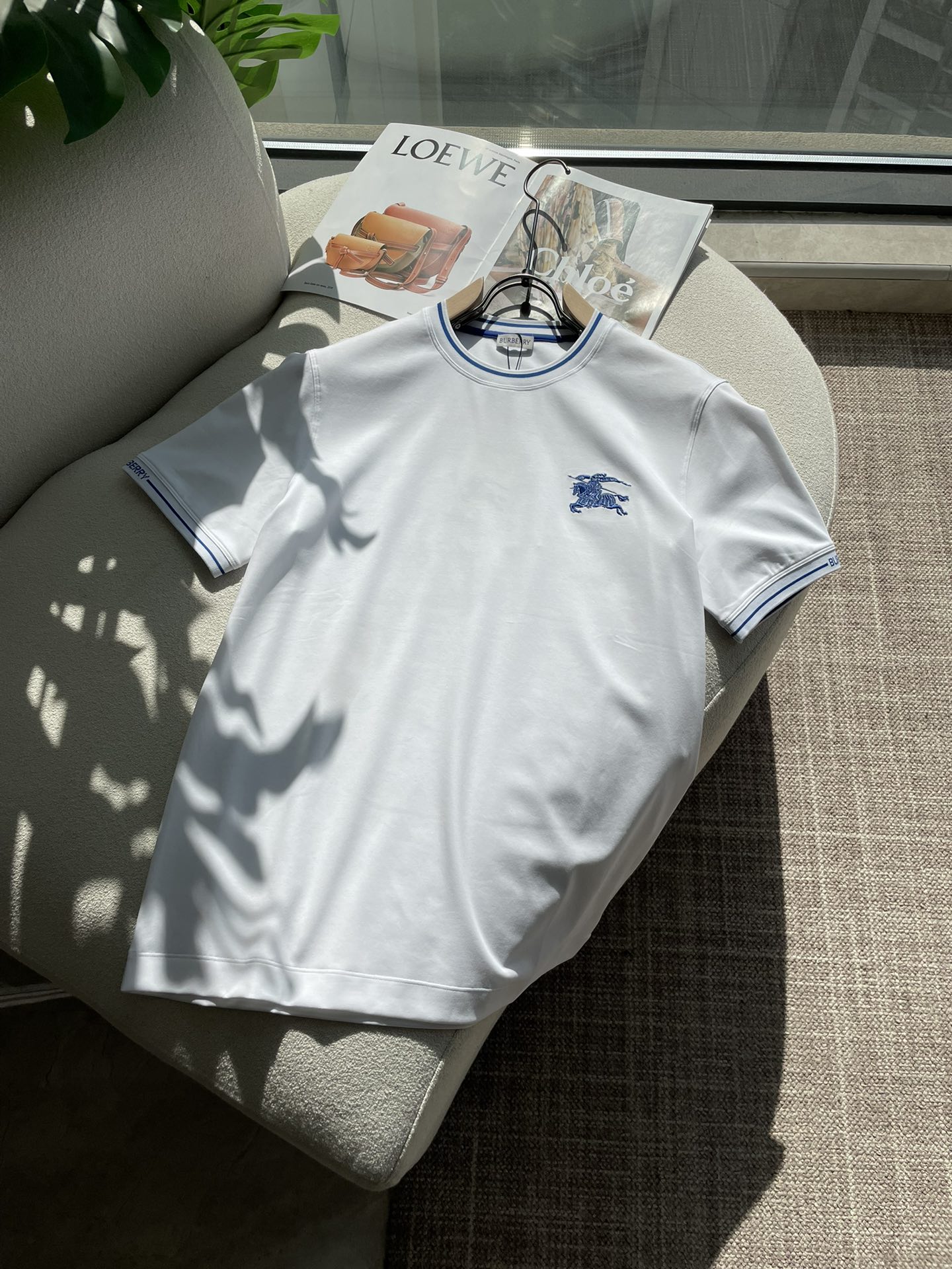 NO:736486,BUR 2026 spring and summer new style debut counter, the latest short-sleeved round neck T-shirt, high-end custom design, avant-garde and fashionable!  Brand logo emphasizes craftsmanship design. High-end customized 100% cotton top-grade mercerized fabric. Soft to the touch. Comfortable to wear. Exquisite stitching at the counter level. Fine workmanship. The upper body effect is incomparably handsome!  A must-have item for a stylish man!  Size M-3XL,,burberry,T-shirt,tees,t-shirt,19860909BUR 2026春夏新款首发专柜最新款短袖圆领T恤 高端订制 设计前卫时尚！品牌logo重工艺设计 高端定制百分百棉顶级丝光面料.手感柔软.穿着舒适.专柜级别精致车线.做工精细.上身效果无敌帅气！型男必备单品！ 码数M-3XL,,burberry,T-shirt,tees，t-shirt,,Men's clothing