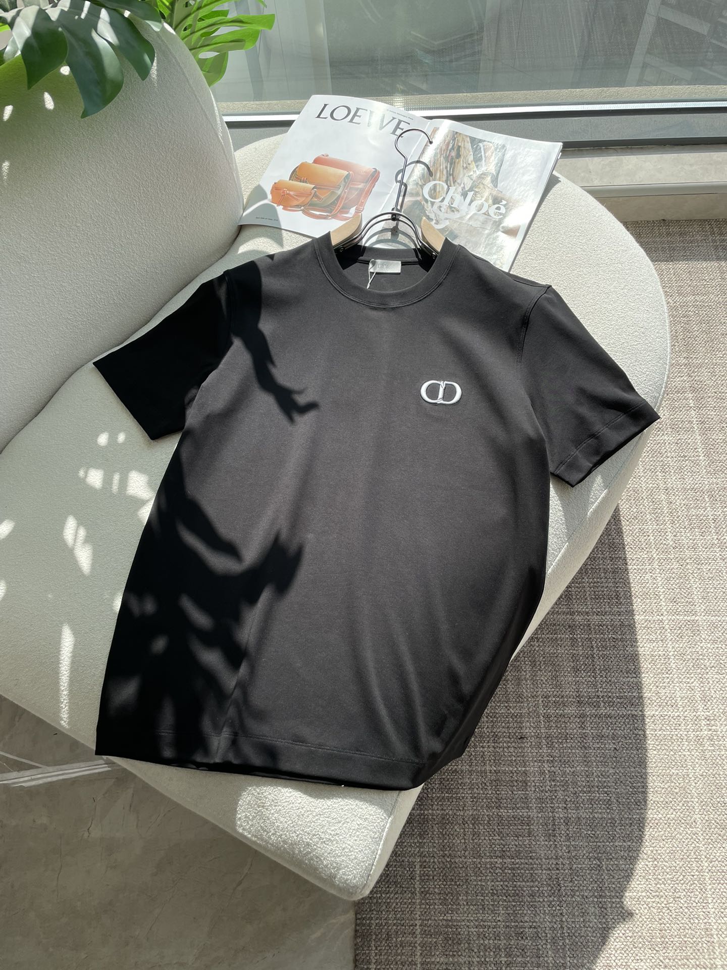 NO:736492,Dior 2026 spring and summer new style debut counter latest short-sleeved round neck T-shirt high-end custom design avant-garde fashion!  Brand logo emphasizes craftsmanship design. High-end customized 100% cotton top-grade mercerized fabric. Soft to the touch. Comfortable to wear. Exquisite stitching at the counter level. Fine workmanship. The upper body effect is incomparably handsome!  A must-have item for a stylish man!  Size M-3XL,,dior,T-shirt,tees,t-shirt,19860909Dior 2026春夏新款首发专柜最新款短袖圆领T恤 高端订制 设计前卫时尚！品牌logo重工艺设计 高端定制百分百棉顶级丝光面料.手感柔软.穿着舒适.专柜级别精致车线.做工精细.上身效果无敌帅气！型男必备单品！ 码数M-3XL,,dior,T-shirt,tees，t-shirt,,Men's clothing