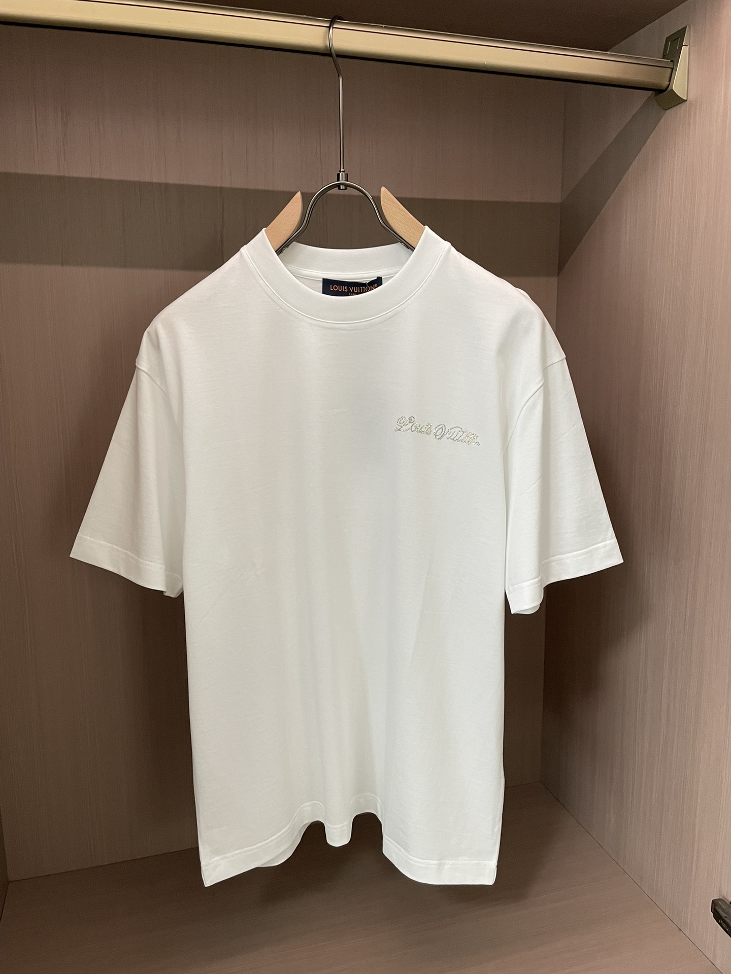 NO:736498,Lv 2026 spring and summer new style debut counter, the latest short-sleeved round neck T-shirt, high-end customization, avant-garde and fashionable design!  Brand logo emphasizes craftsmanship design. High-end customized 100% cotton top-grade mercerized fabric. Soft to the touch. Comfortable to wear. Exquisite stitching at the counter level. Fine workmanship. The upper body effect is incomparably handsome!  A must-have item for a stylish man!  Size M-3XL,,louis vuitton,T-shirt,tees,t-shirt,19860909Lv 2026春夏新款首发专柜最新款短袖圆领T恤 高端订制 设计前卫时尚！品牌logo重工艺设计 高端定制百分百棉顶级丝光面料.手感柔软.穿着舒适.专柜级别精致车线.做工精细.上身效果无敌帅气！型男必备单品！ 码数M-3XL,,louis vuitton,T-shirt,tees，t-shirt,,Men's clothing
