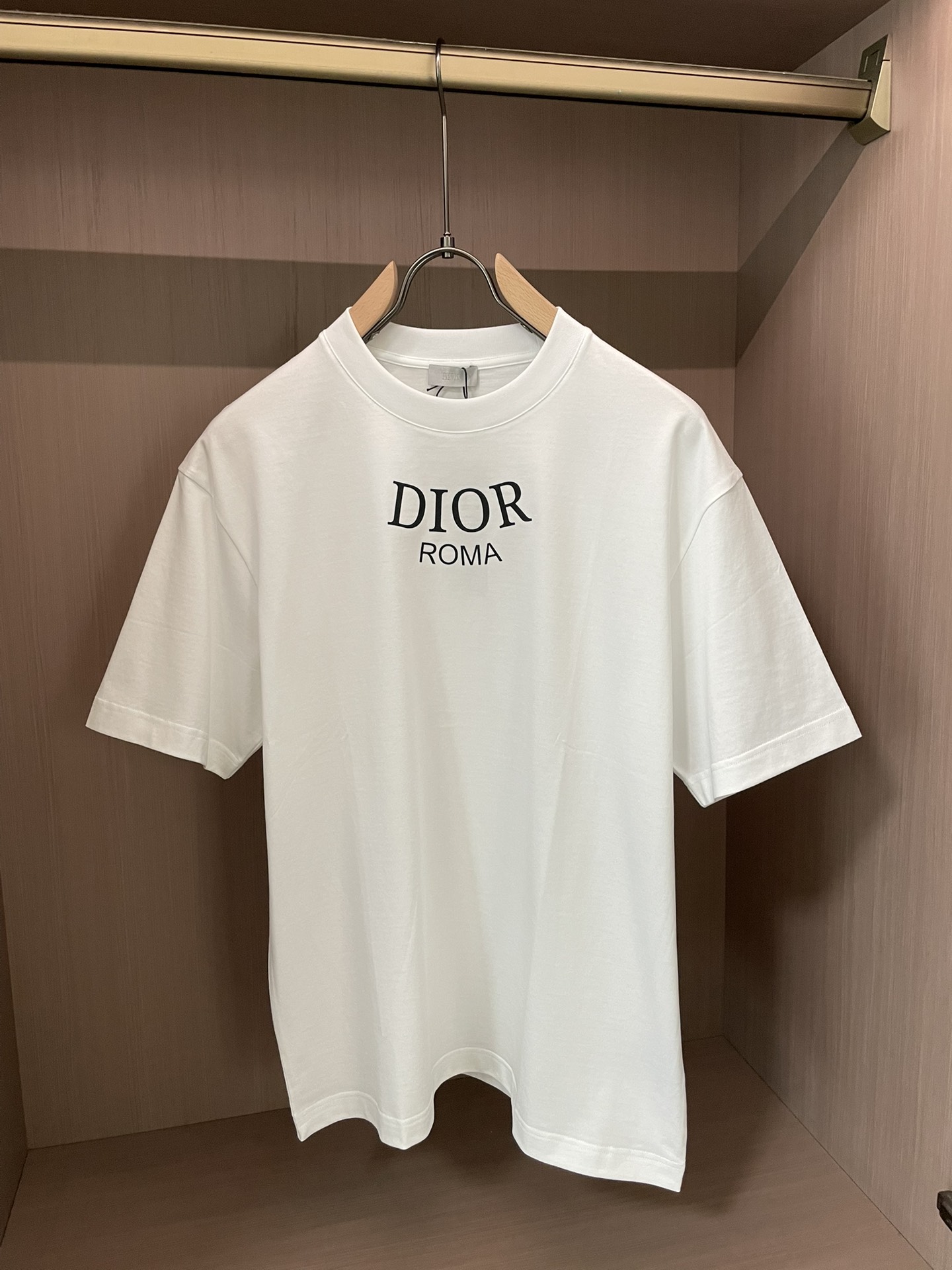 NO:736510,Dior2026 spring and summer new style debut counter latest short-sleeved round neck T-shirt high-end custom design avant-garde fashion!  Brand logo emphasizes craftsmanship design. High-end customized 100% cotton top-grade mercerized fabric. Soft to the touch. Comfortable to wear. Exquisite stitching at the counter level. Fine workmanship. The upper body effect is incomparably handsome!  A must-have item for a stylish man!  Size M-3XL,,dior,T-shirt,tees,t-shirt,19860909Dior2026春夏新款首发专柜最新款短袖圆领T恤 高端订制 设计前卫时尚！品牌logo重工艺设计 高端定制百分百棉顶级丝光面料.手感柔软.穿着舒适.专柜级别精致车线.做工精细.上身效果无敌帅气！型男必备单品！ 码数M-3XL,,dior,T-shirt,tees，t-shirt,,Men's clothing