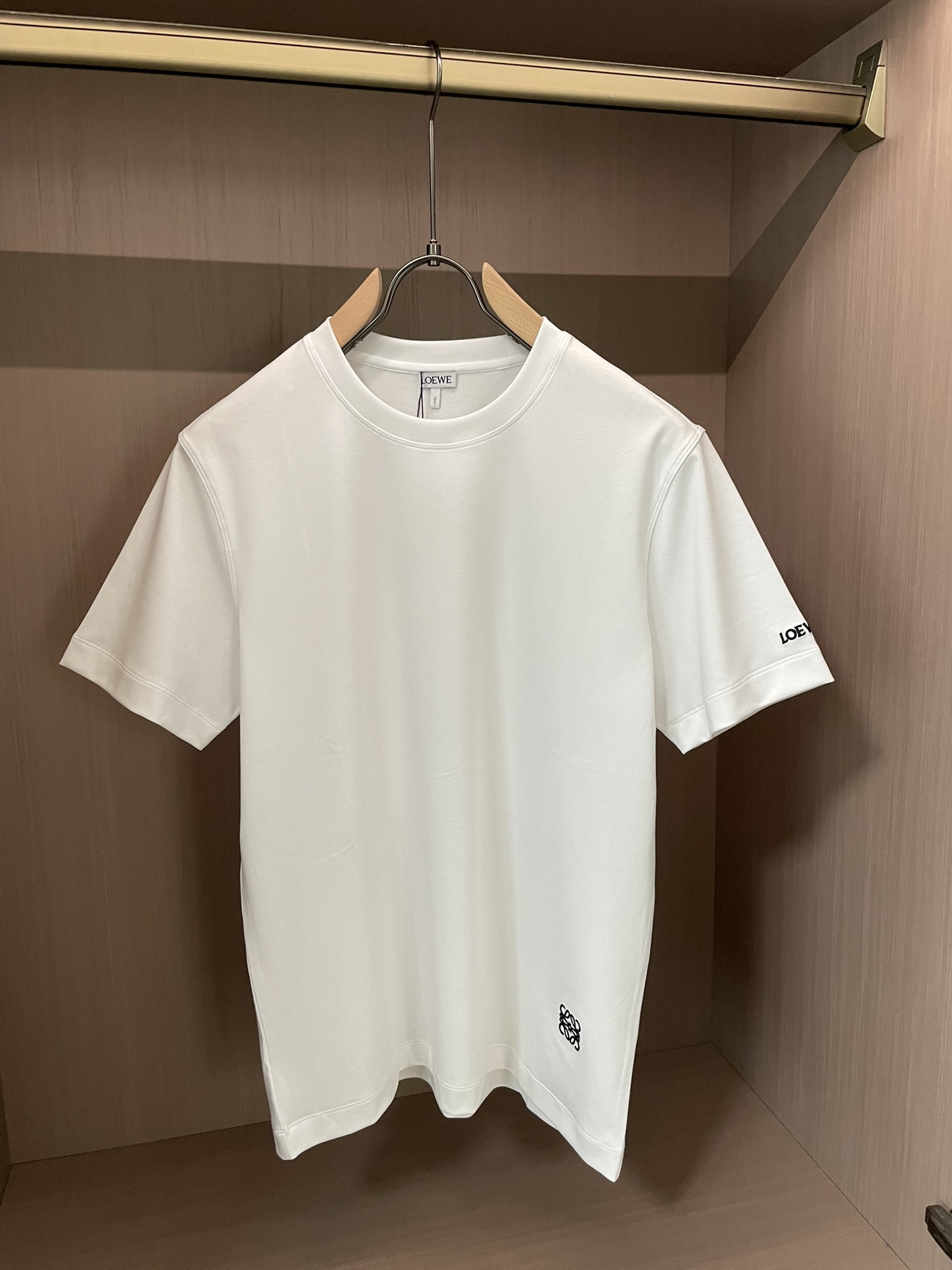 NO:736469,Loewe 2026 spring and summer new style debut counter latest short-sleeved round neck T-shirt high-end custom design avant-garde fashion!  Brand logo emphasizes craftsmanship design. High-end customized 100% cotton top-grade mercerized fabric. Soft to the touch. Comfortable to wear. Exquisite stitching at the counter level. Fine workmanship. The upper body effect is incomparably handsome!  A must-have item for a stylish man!  Size M-3XL,,loewe,T-shirt,tees,t-shirt,19860909Loewe 2026春夏新款首发专柜最新款短袖圆领T恤 高端订制 设计前卫时尚！品牌logo重工艺设计 高端定制百分百棉顶级丝光面料.手感柔软.穿着舒适.专柜级别精致车线.做工精细.上身效果无敌帅气！型男必备单品！ 码数M-3XL,,loewe,T-shirt,tees，t-shirt,,Men's clothing