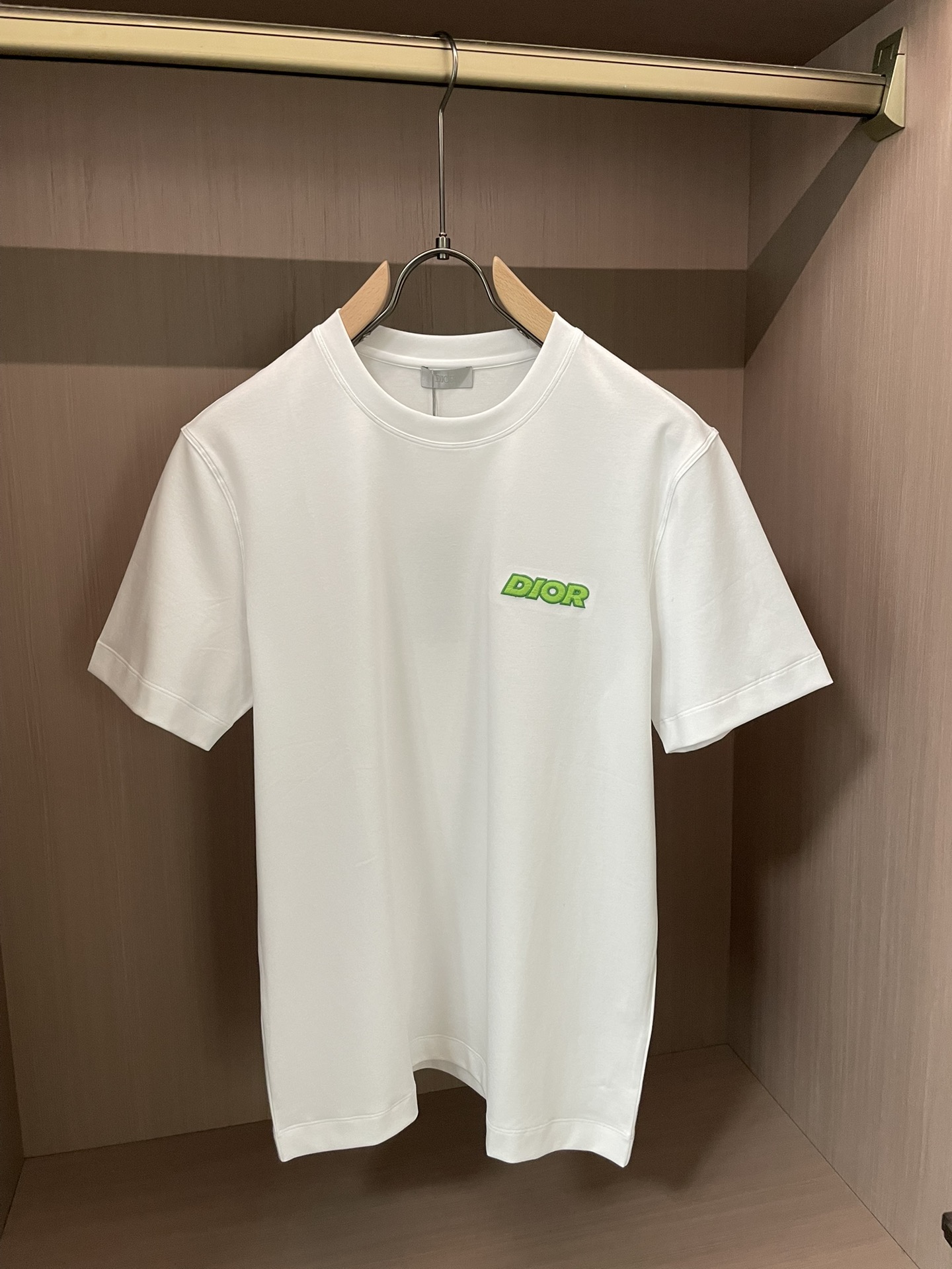 NO:736475,Dior 2026 spring and summer new style debut counter latest short-sleeved round neck T-shirt high-end custom design avant-garde fashion!  Brand logo emphasizes craftsmanship design. High-end customized 100% cotton top-grade mercerized fabric. Soft to the touch. Comfortable to wear. Exquisite stitching at the counter level. Fine workmanship. The upper body effect is incomparably handsome!  A must-have item for a stylish man!  Size M-3XL,,dior,T-shirt,tees,t-shirt,19860909Dior 2026春夏新款首发专柜最新款短袖圆领T恤 高端订制 设计前卫时尚！品牌logo重工艺设计 高端定制百分百棉顶级丝光面料.手感柔软.穿着舒适.专柜级别精致车线.做工精细.上身效果无敌帅气！型男必备单品！ 码数M-3XL,,dior,T-shirt,tees，t-shirt,,Men's clothing