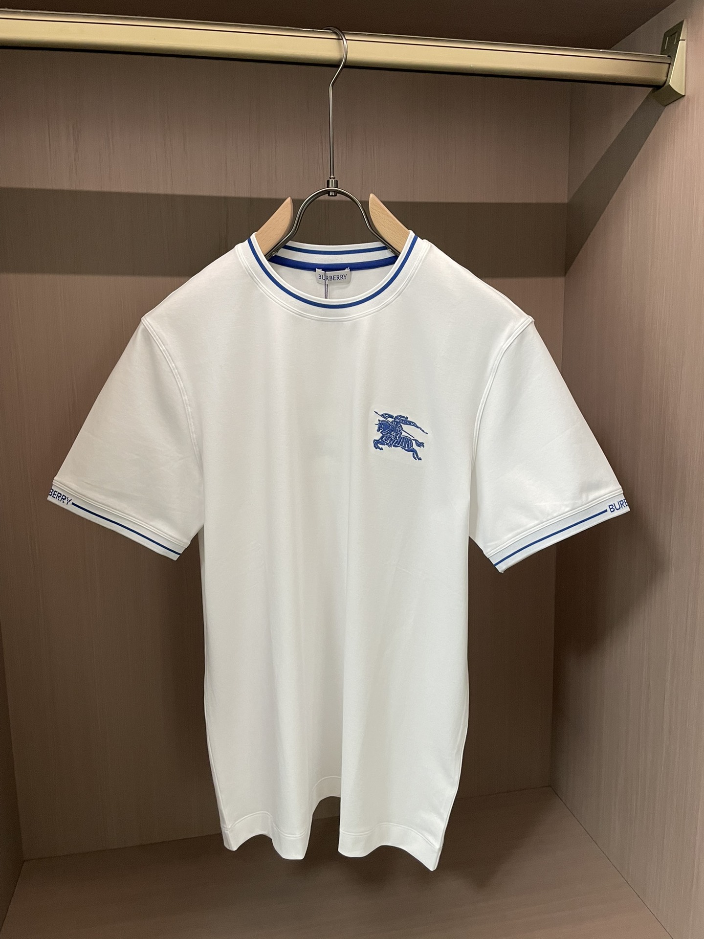 NO:736487,Bur2026 new spring and summer new debut counter latest short-sleeved round neck T-shirt high-end custom design avant-garde fashion!  Brand logo emphasizes craftsmanship design. High-end customized 100% cotton top-grade mercerized fabric. Soft to the touch. Comfortable to wear. Exquisite stitching at the counter level. Fine workmanship. The upper body effect is incomparably handsome!  A must-have item for a stylish man!  Size M-3XL,,burberry,T-shirt,tees,t-shirt,19860909Bur2026春夏新款首发专柜最新款短袖圆领T恤 高端订制 设计前卫时尚！品牌logo重工艺设计 高端定制百分百棉顶级丝光面料.手感柔软.穿着舒适.专柜级别精致车线.做工精细.上身效果无敌帅气！型男必备单品！ 码数M-3XL,,burberry,T-shirt,tees，t-shirt,,Men's clothing