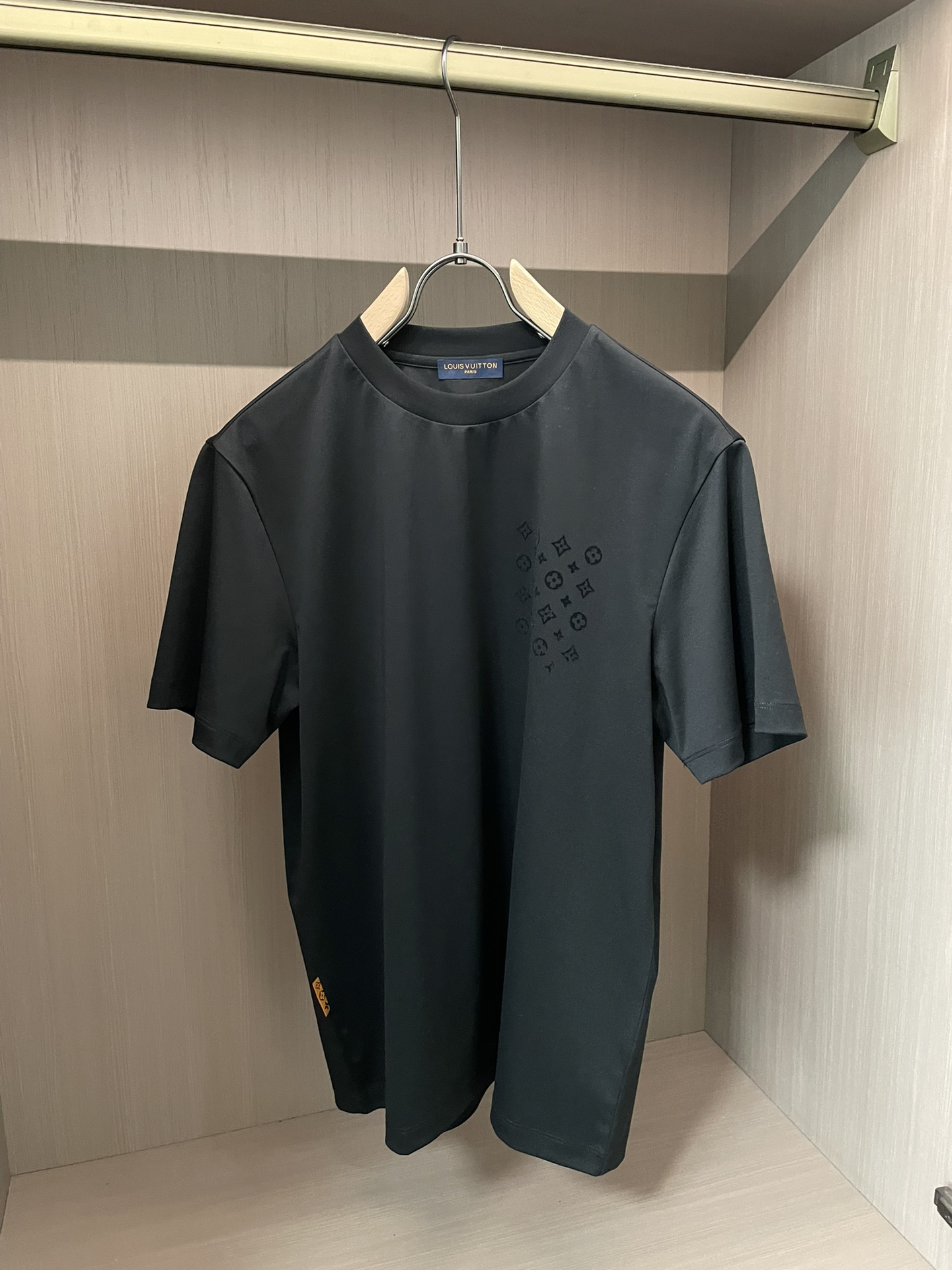 Lv 2026春夏新款首发专柜最新款短袖圆领T恤 高端订制 设计前卫时尚！品牌logo重工艺设计 高端定