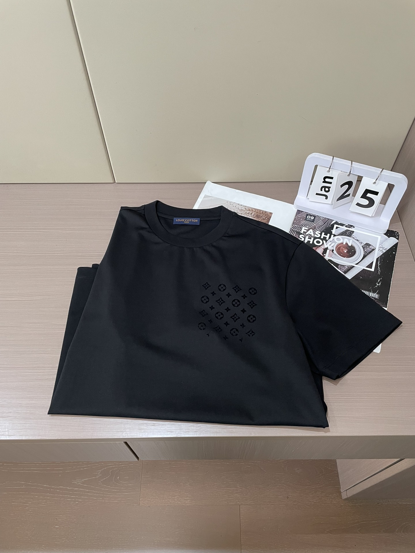 Lv 2026春夏新款首发专柜最新款短袖圆领T恤 高端订制 设计前卫时尚！品牌logo重工艺设计 高端定