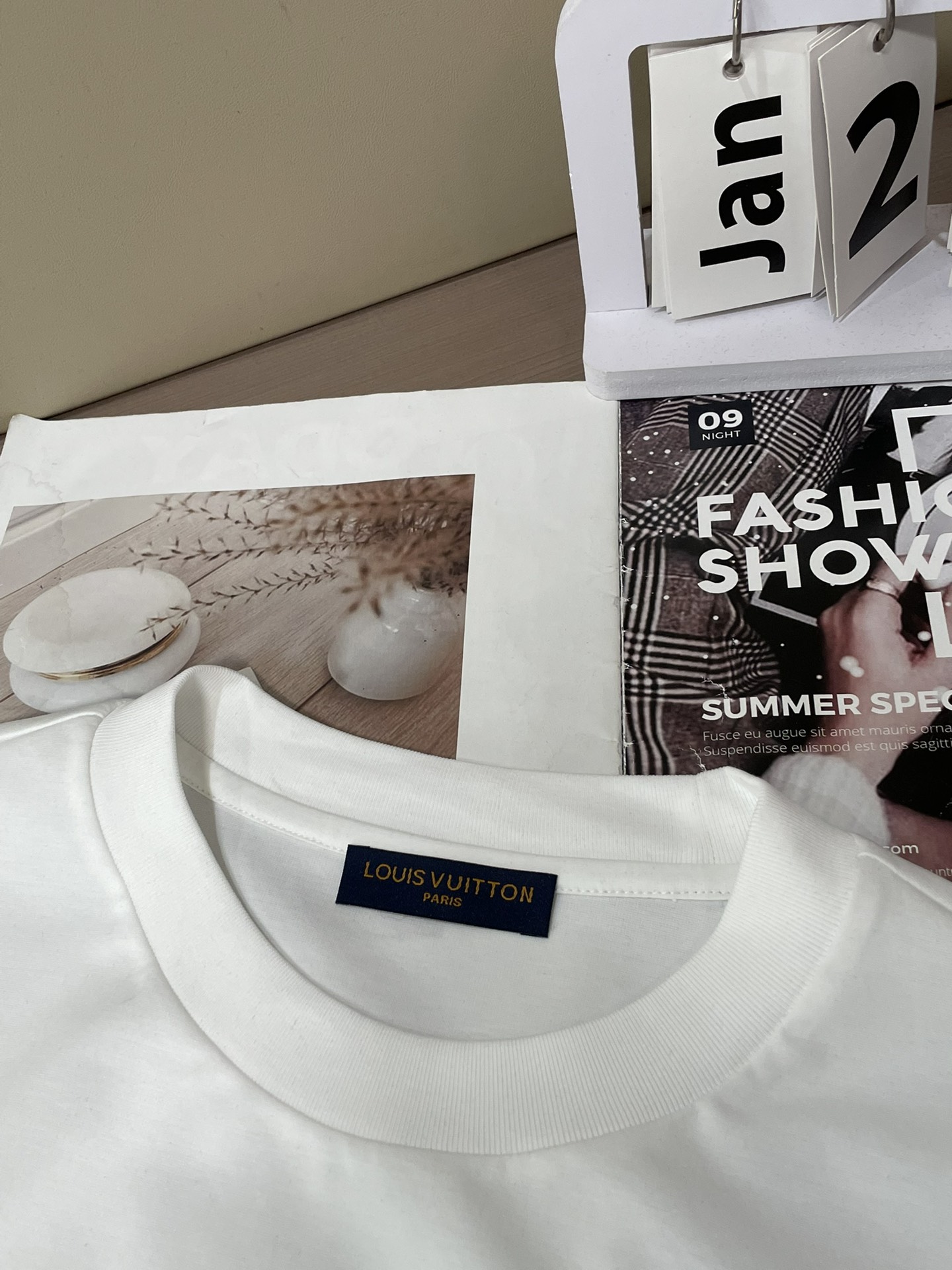 Lv 2026春夏新款首发专柜最新款短袖圆领T恤 高端订制 设计前卫时尚！品牌logo重工艺设计 高端定