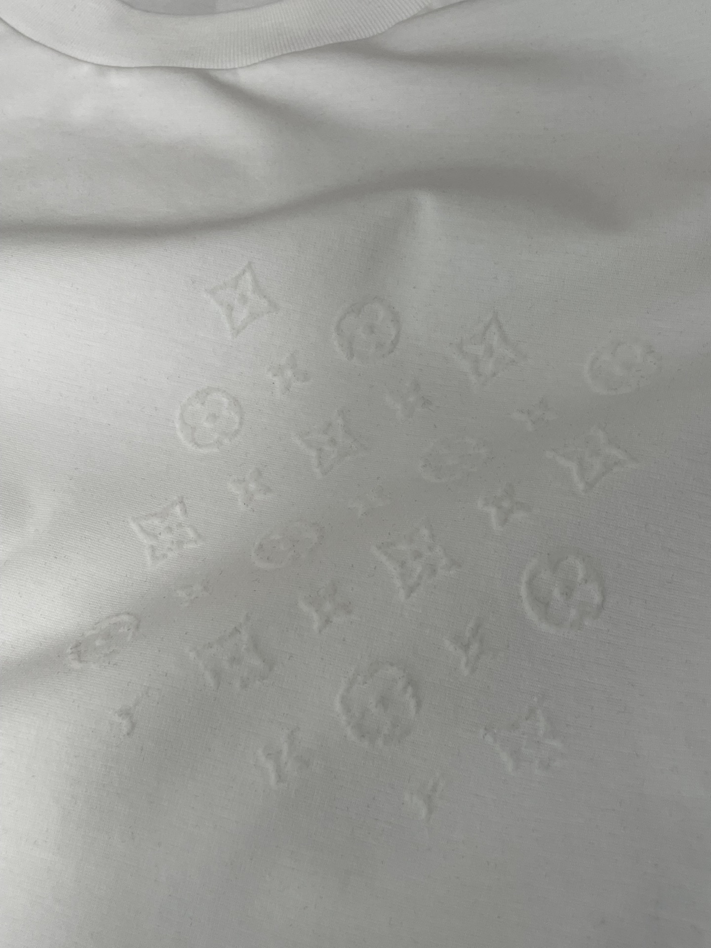 Lv 2026春夏新款首发专柜最新款短袖圆领T恤 高端订制 设计前卫时尚！品牌logo重工艺设计 高端定