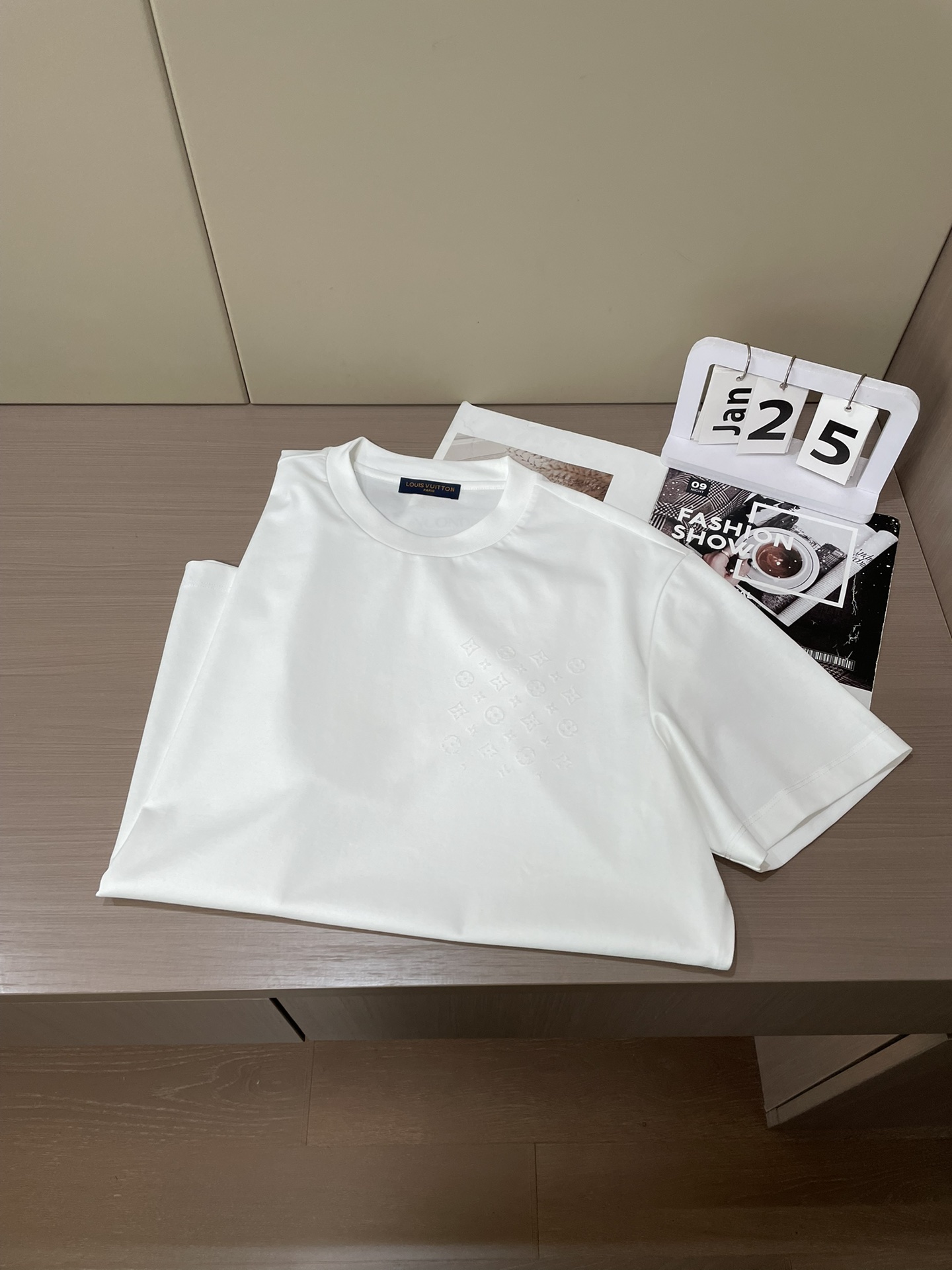 Lv 2026春夏新款首发专柜最新款短袖圆领T恤 高端订制 设计前卫时尚！品牌logo重工艺设计 高端定