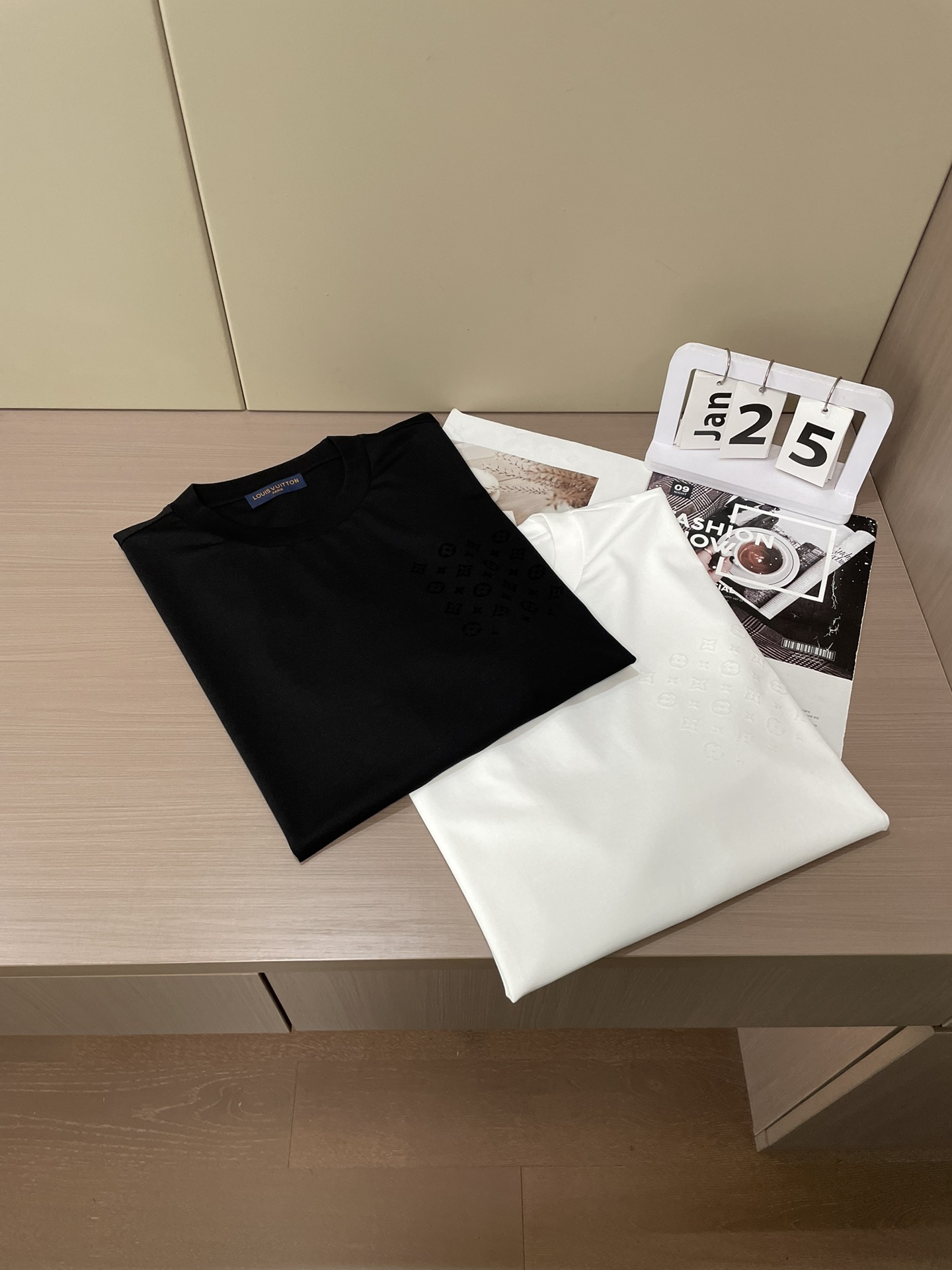 Lv 2026春夏新款首发专柜最新款短袖圆领T恤 高端订制 设计前卫时尚！品牌logo重工艺设计 高端定