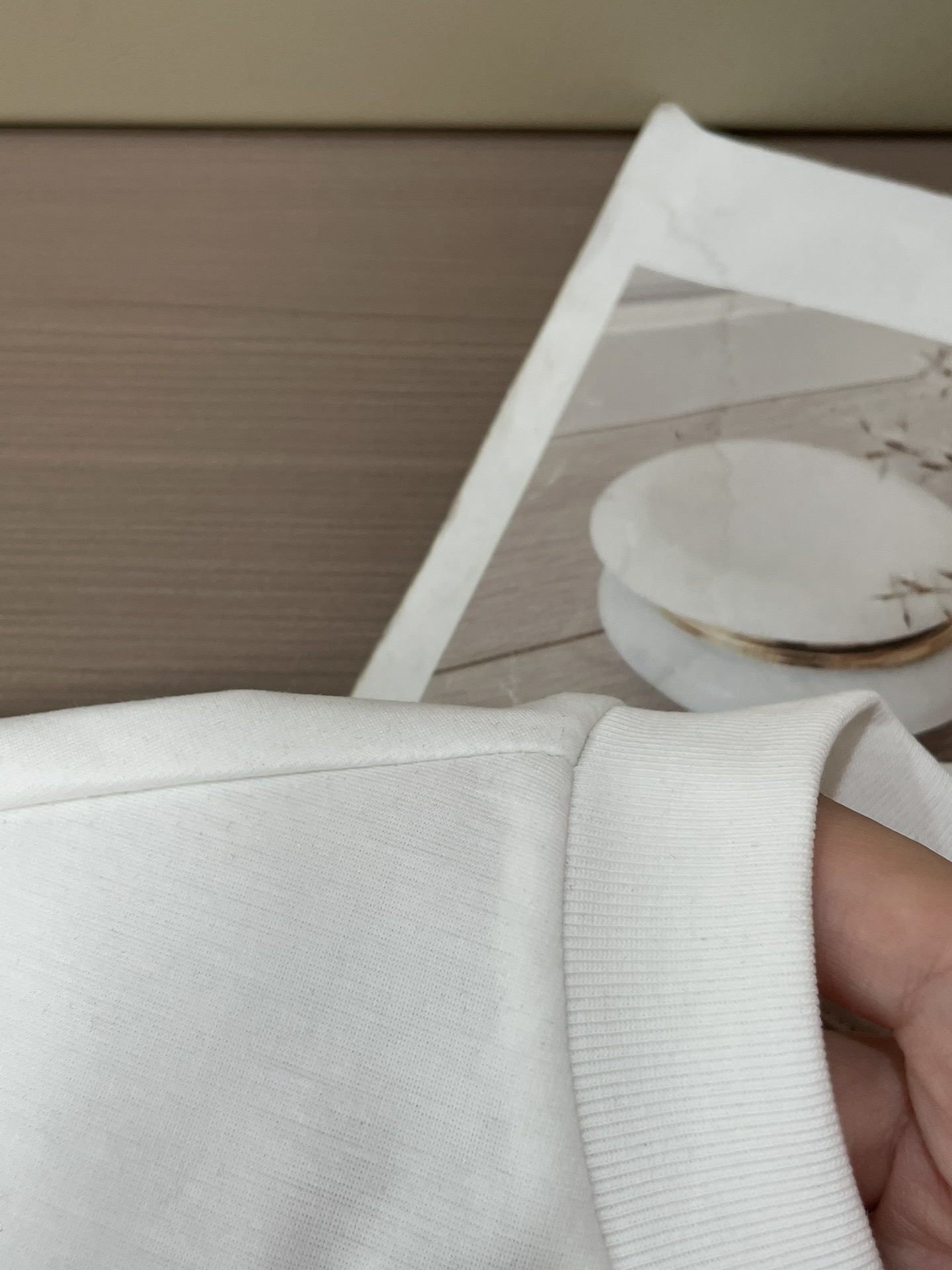 Lv 2026春夏新款首发专柜最新款短袖圆领T恤 高端订制 设计前卫时尚！品牌logo重工艺设计 高端定