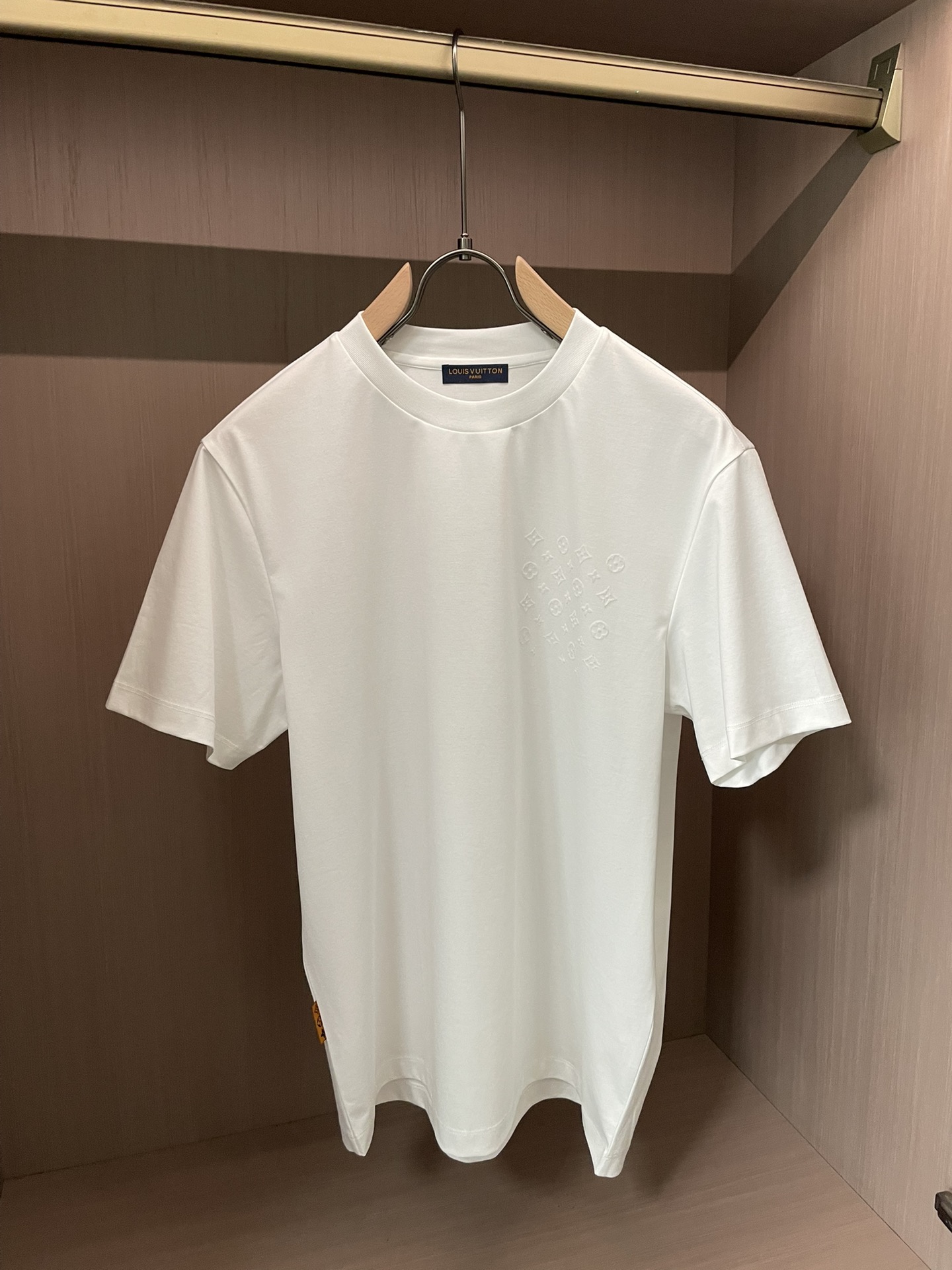 Lv 2026春夏新款首发专柜最新款短袖圆领T恤 高端订制 设计前卫时尚！品牌logo重工艺设计 高端定