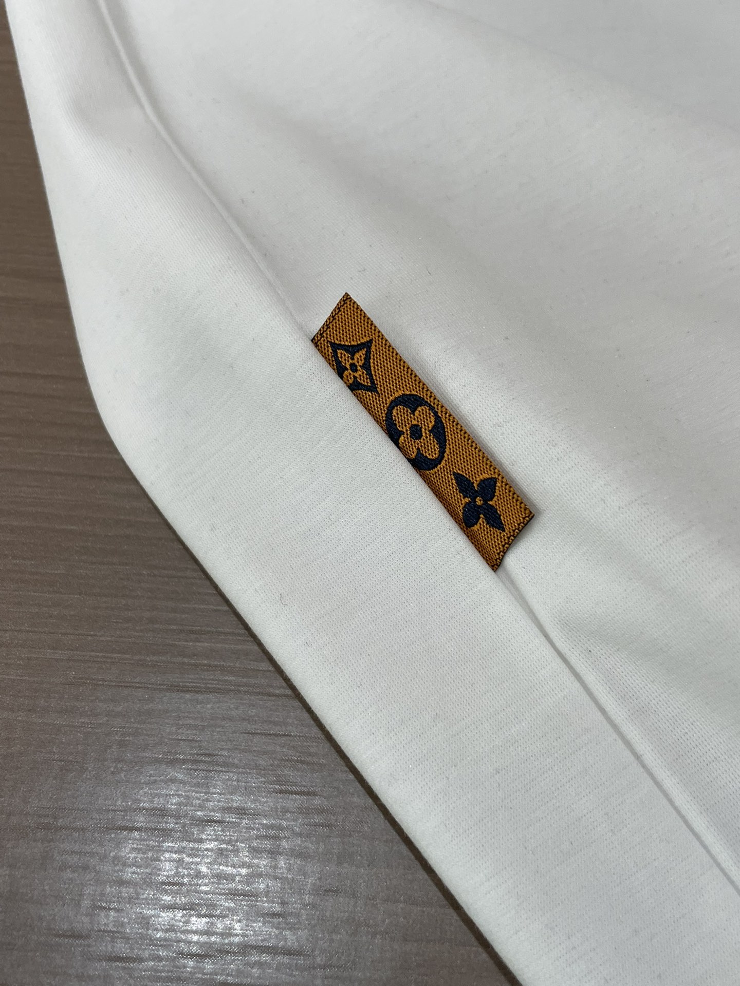 Lv 2026春夏新款首发专柜最新款短袖圆领T恤 高端订制 设计前卫时尚！品牌logo重工艺设计 高端定