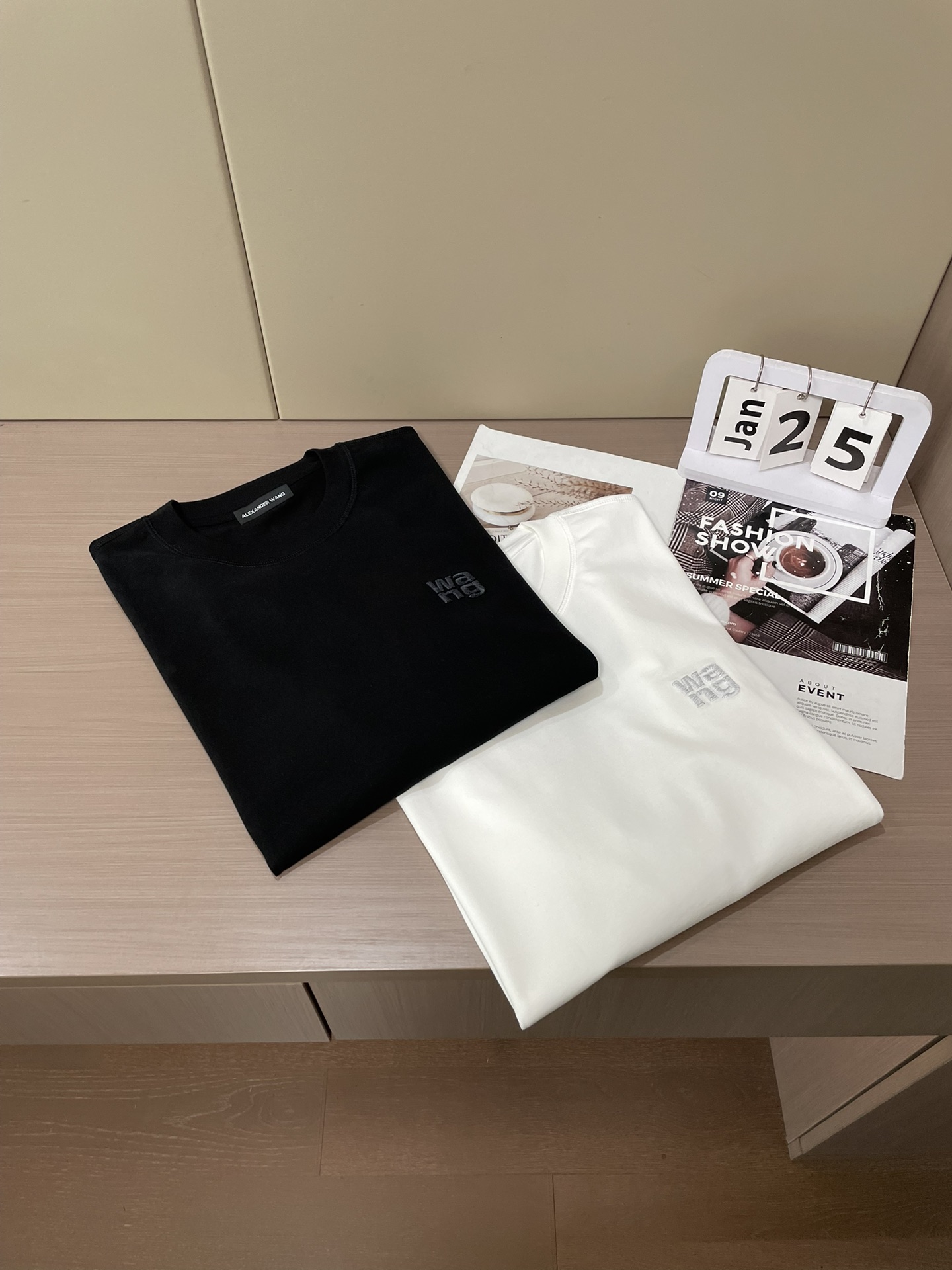 wang 2026春夏新款首发专柜最新款短袖圆领T恤 高端订制 设计前卫时尚！品牌logo重工艺设计 高