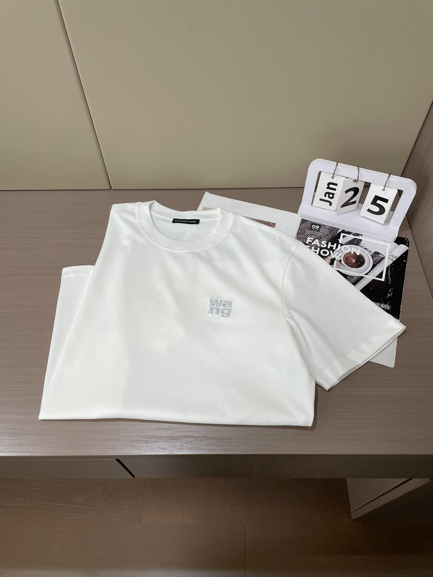 wang 2026春夏新款首发专柜最新款短袖圆领T恤 高端订制 设计前卫时尚！品牌logo重工艺设计 高