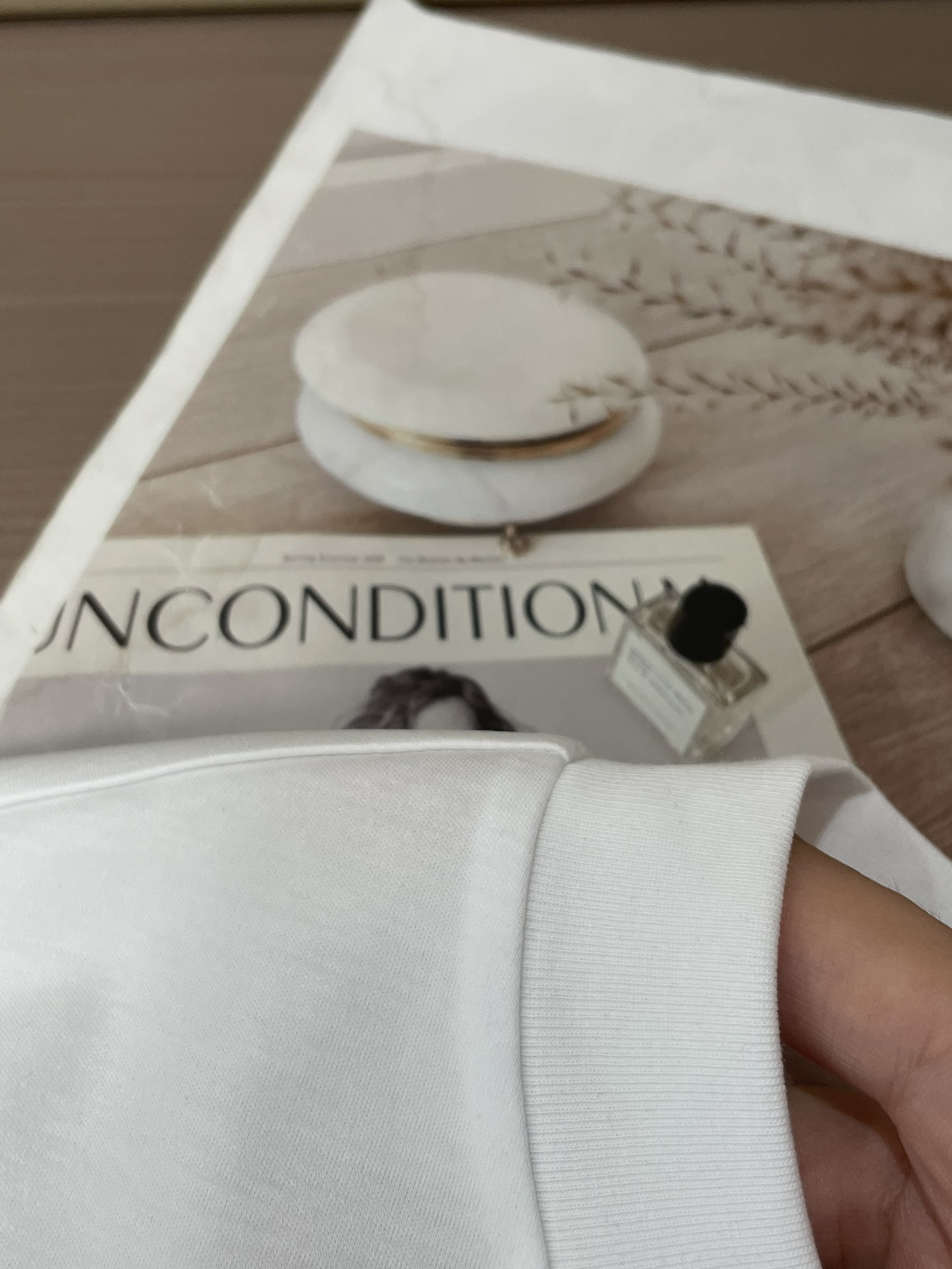 Prad 2026春夏新款首发专柜最新款短袖圆领T恤 高端订制 设计前卫时尚！品牌logo重工艺设计 高