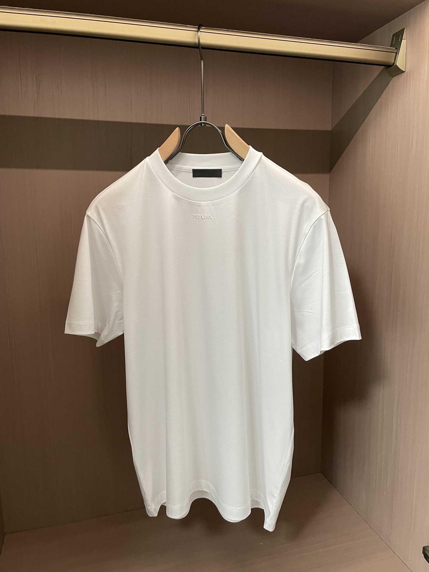 Prad 2026春夏新款首发专柜最新款短袖圆领T恤 高端订制 设计前卫时尚！品牌logo重工艺设计 高