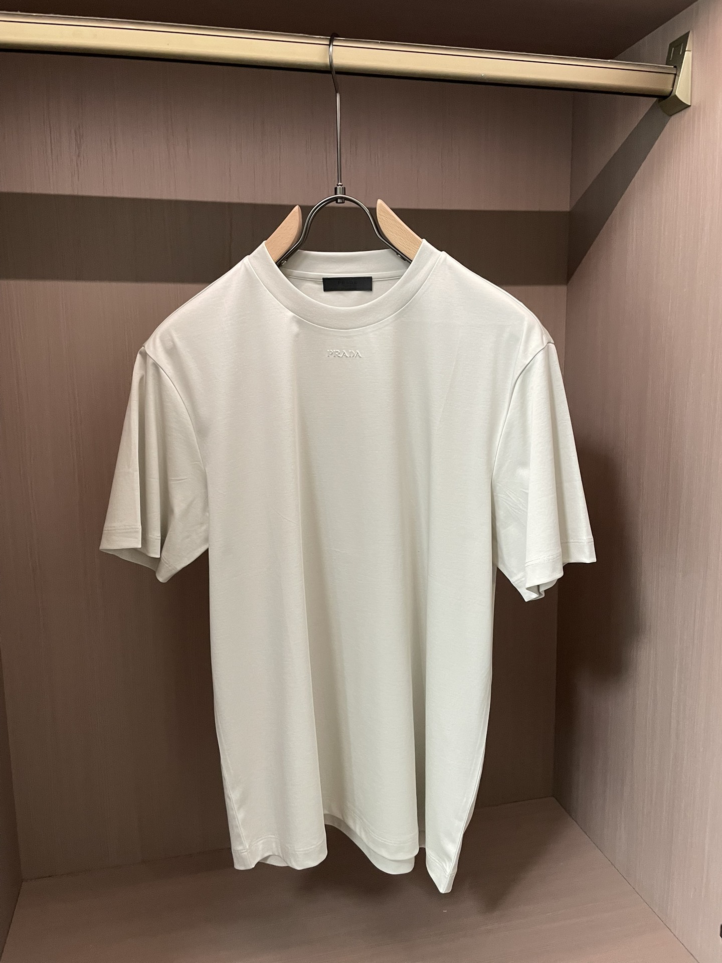 Prad 2026春夏新款首发专柜最新款短袖圆领T恤 高端订制 设计前卫时尚！品牌logo重工艺设计 高