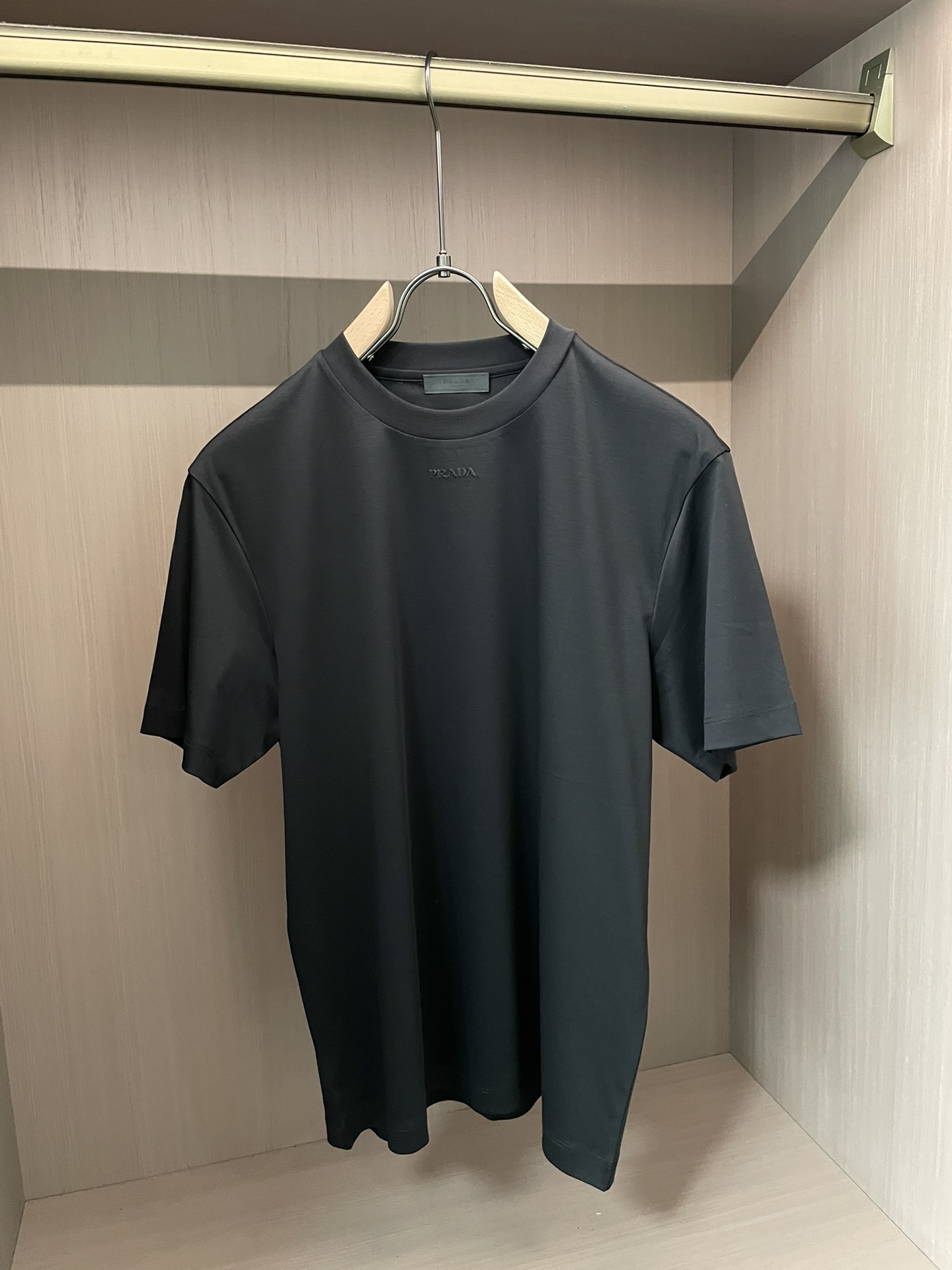 Prad 2026春夏新款首发专柜最新款短袖圆领T恤 高端订制 设计前卫时尚！品牌logo重工艺设计 高