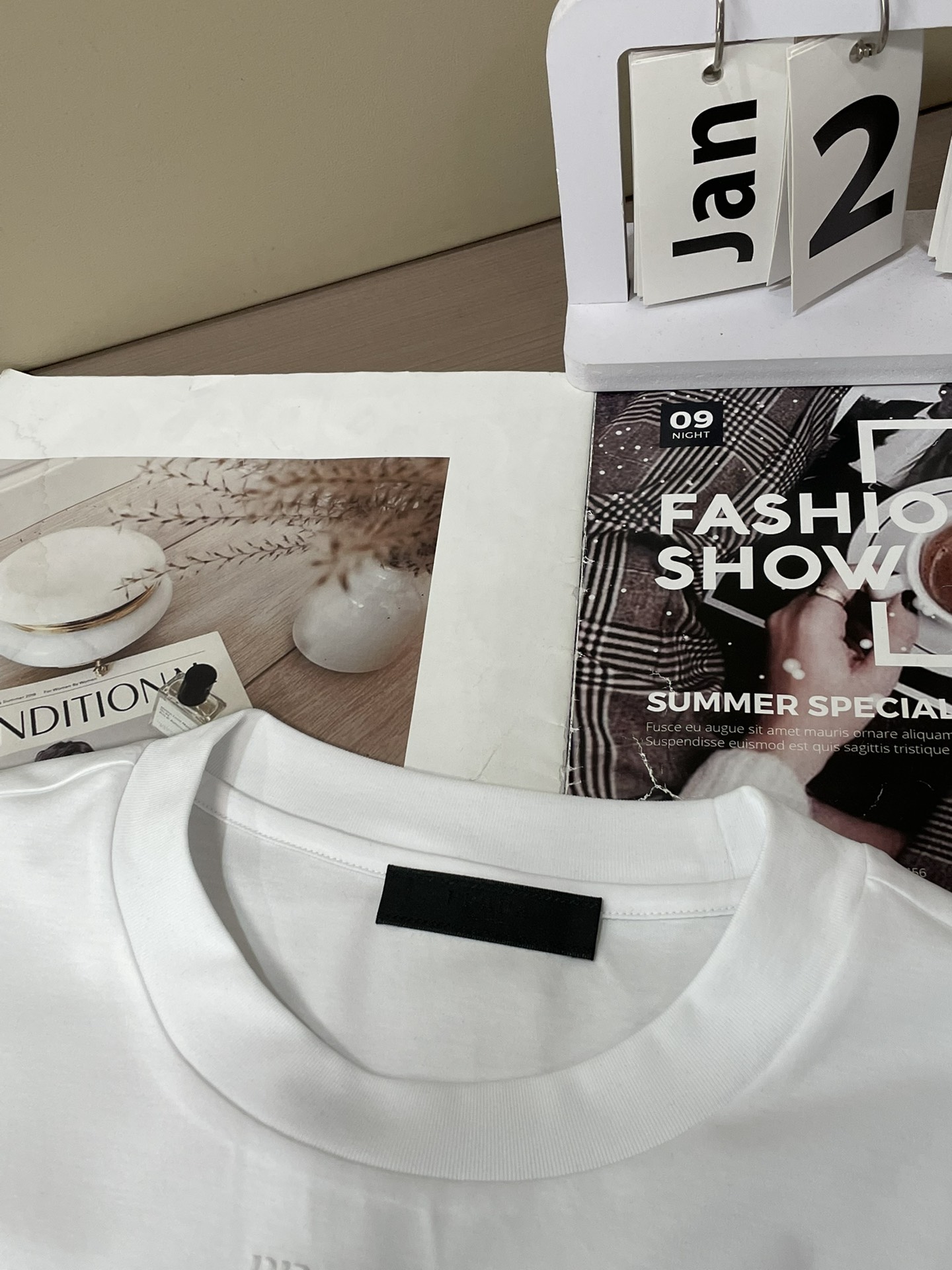 Prad 2026春夏新款首发专柜最新款短袖圆领T恤 高端订制 设计前卫时尚！品牌logo重工艺设计 高