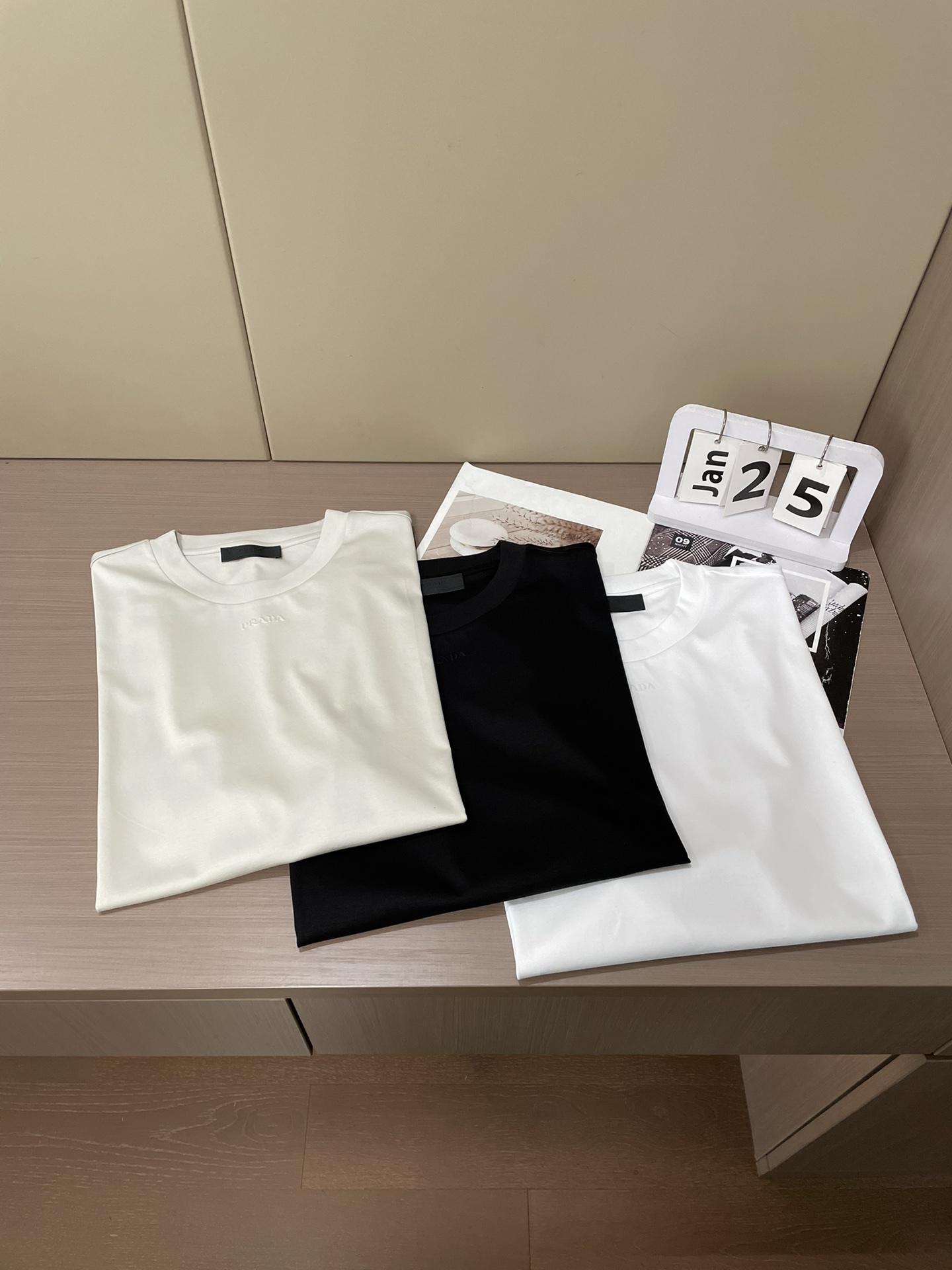 Prad 2026春夏新款首发专柜最新款短袖圆领T恤 高端订制 设计前卫时尚！品牌logo重工艺设计 高