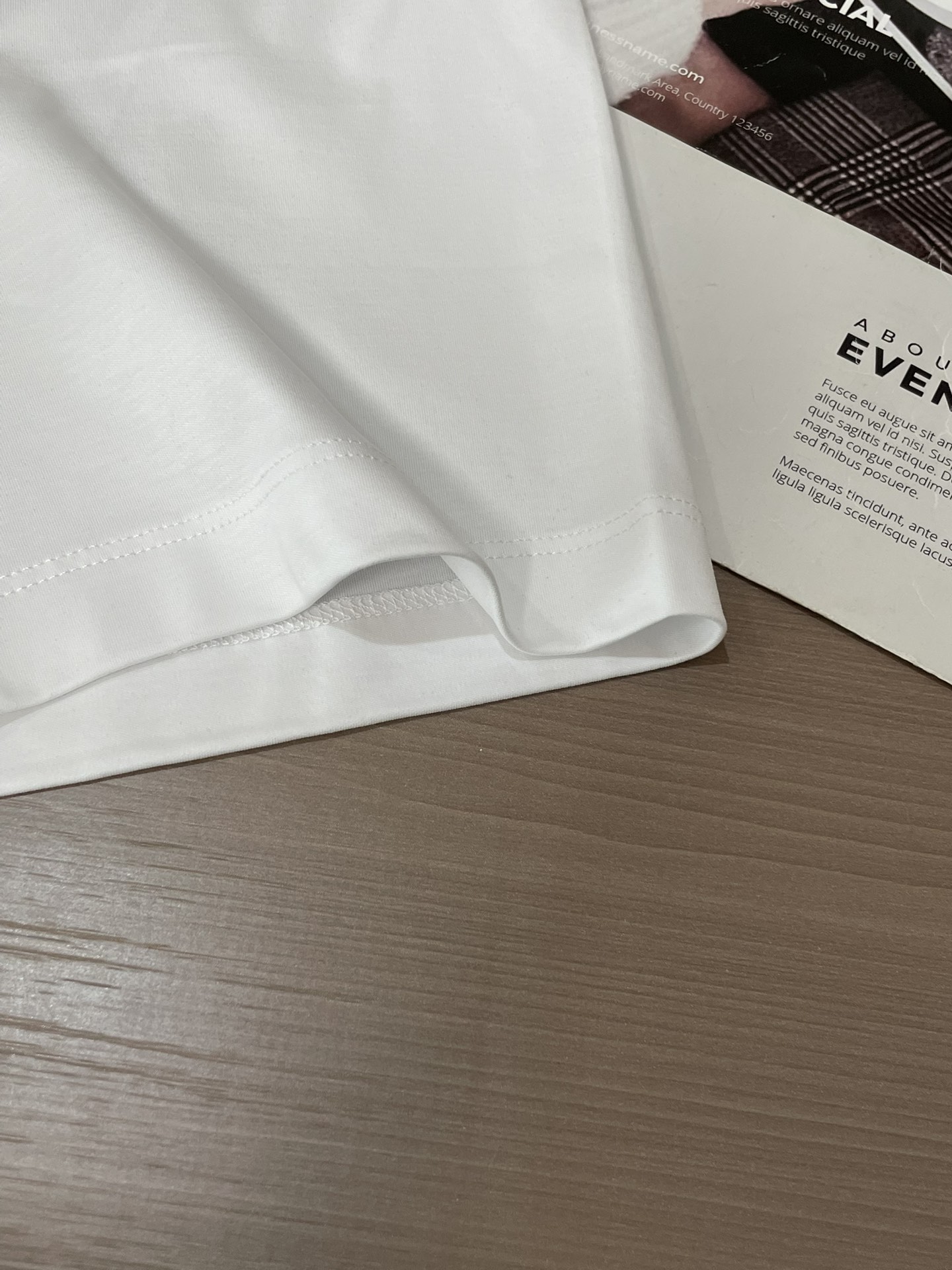 Prad 2026春夏新款首发专柜最新款短袖圆领T恤 高端订制 设计前卫时尚！品牌logo重工艺设计 高