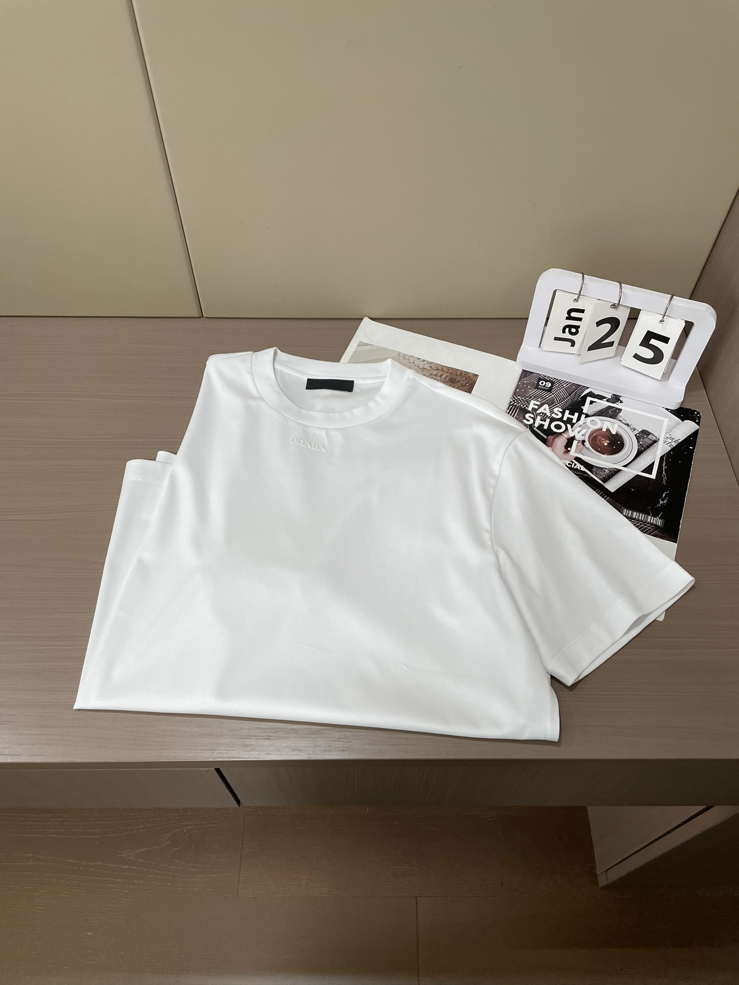 Prad 2026春夏新款首发专柜最新款短袖圆领T恤 高端订制 设计前卫时尚！品牌logo重工艺设计 高