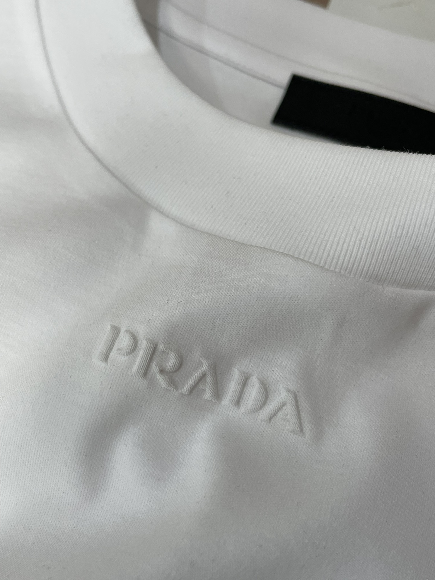 Prad 2026春夏新款首发专柜最新款短袖圆领T恤 高端订制 设计前卫时尚！品牌logo重工艺设计 高