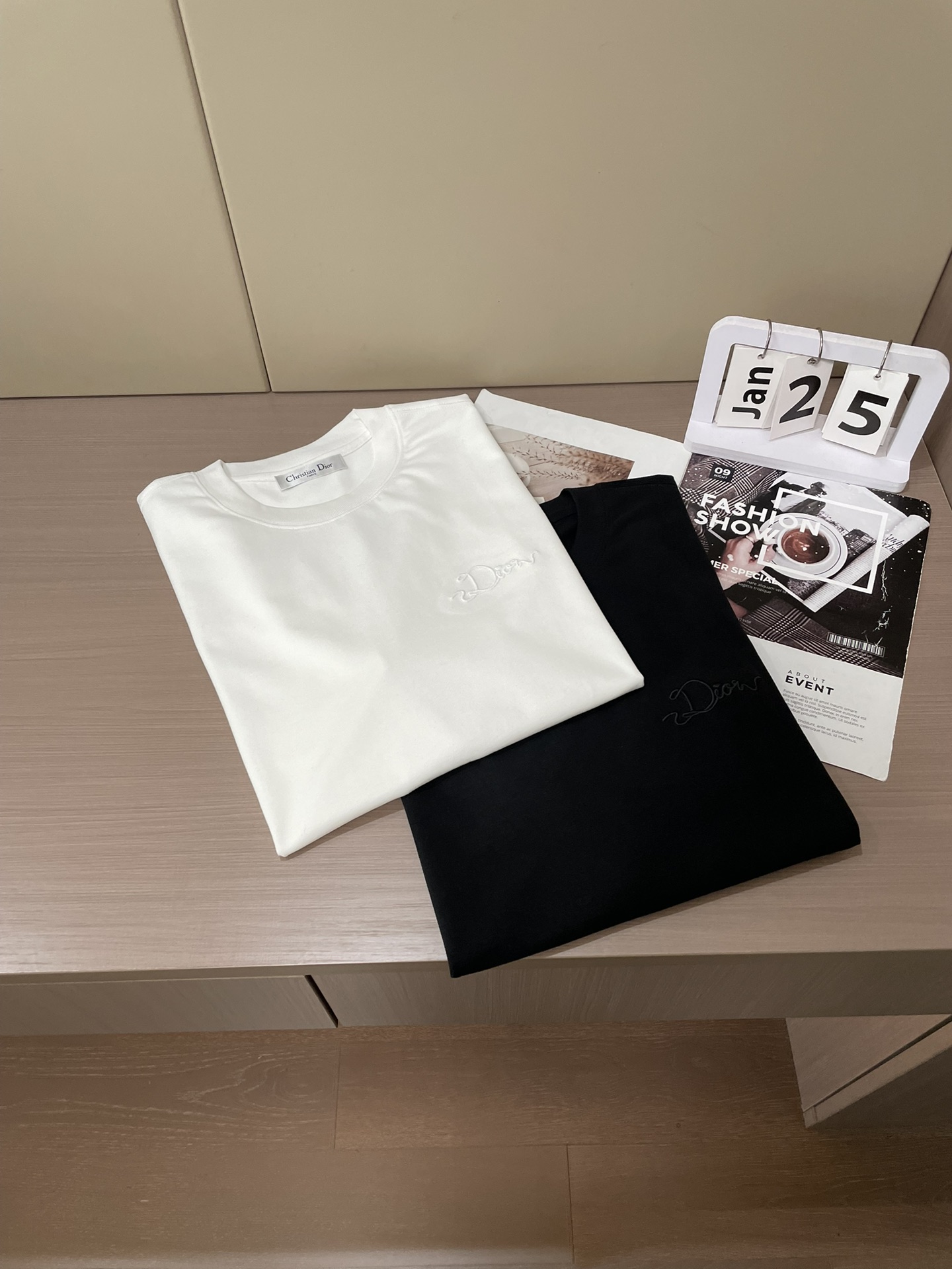 Dior 2026春夏新款首发专柜最新款短袖圆领T恤 高端订制 设计前卫时尚！品牌logo重工艺设计 高