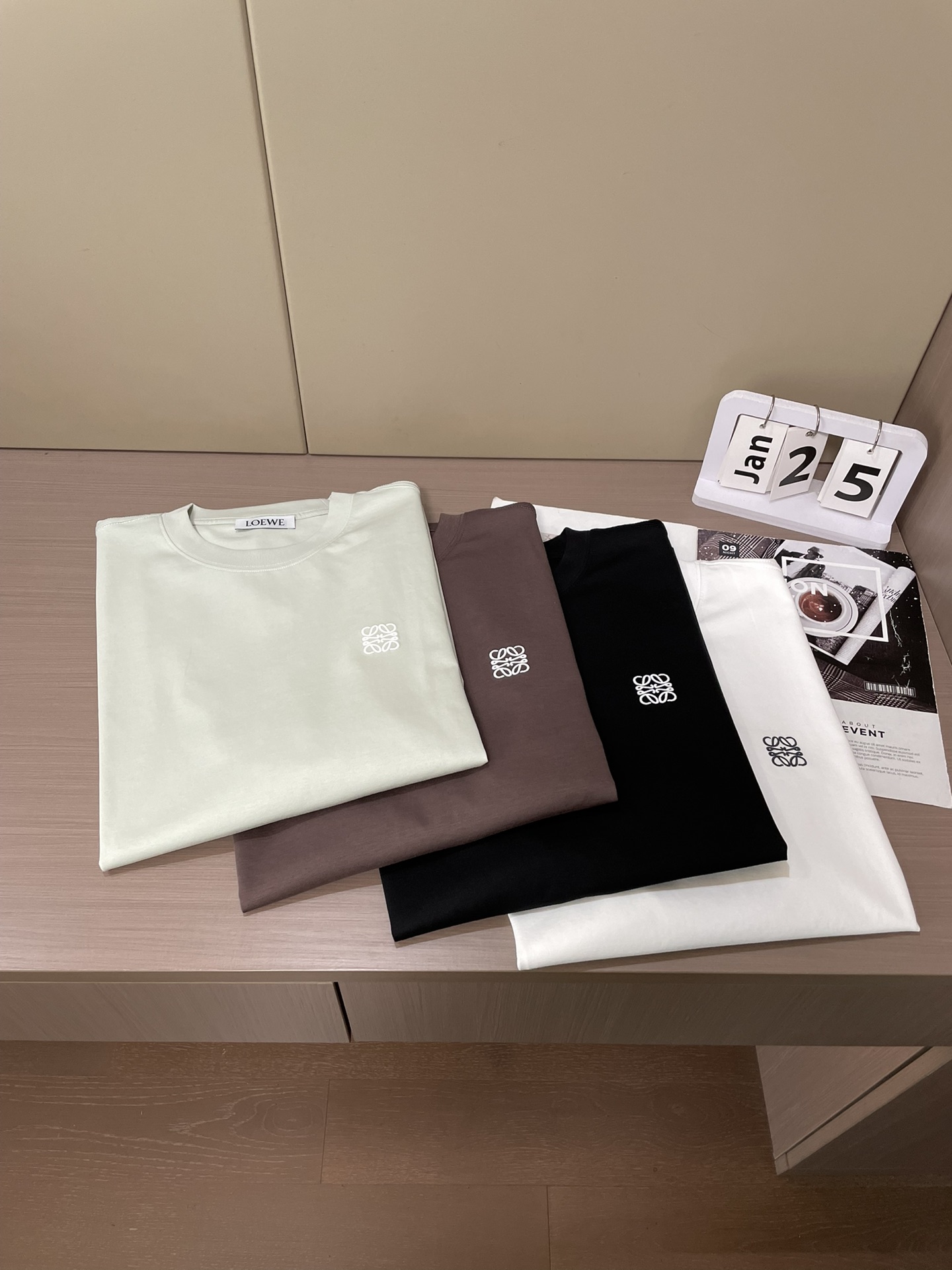 Loewe 2026春夏新款首发专柜最新款短袖圆领T恤 高端订制 设计前卫时尚！品牌logo重工艺设计 