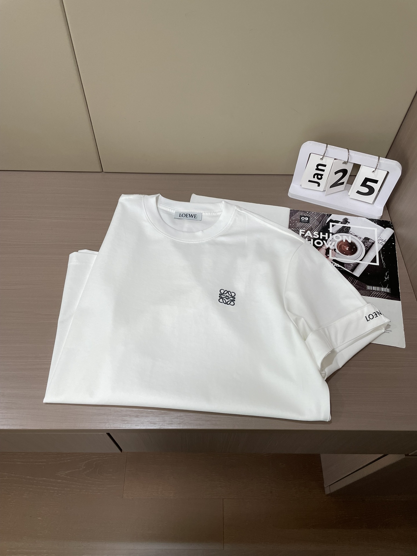 Loewe 2026春夏新款首发专柜最新款短袖圆领T恤 高端订制 设计前卫时尚！品牌logo重工艺设计 