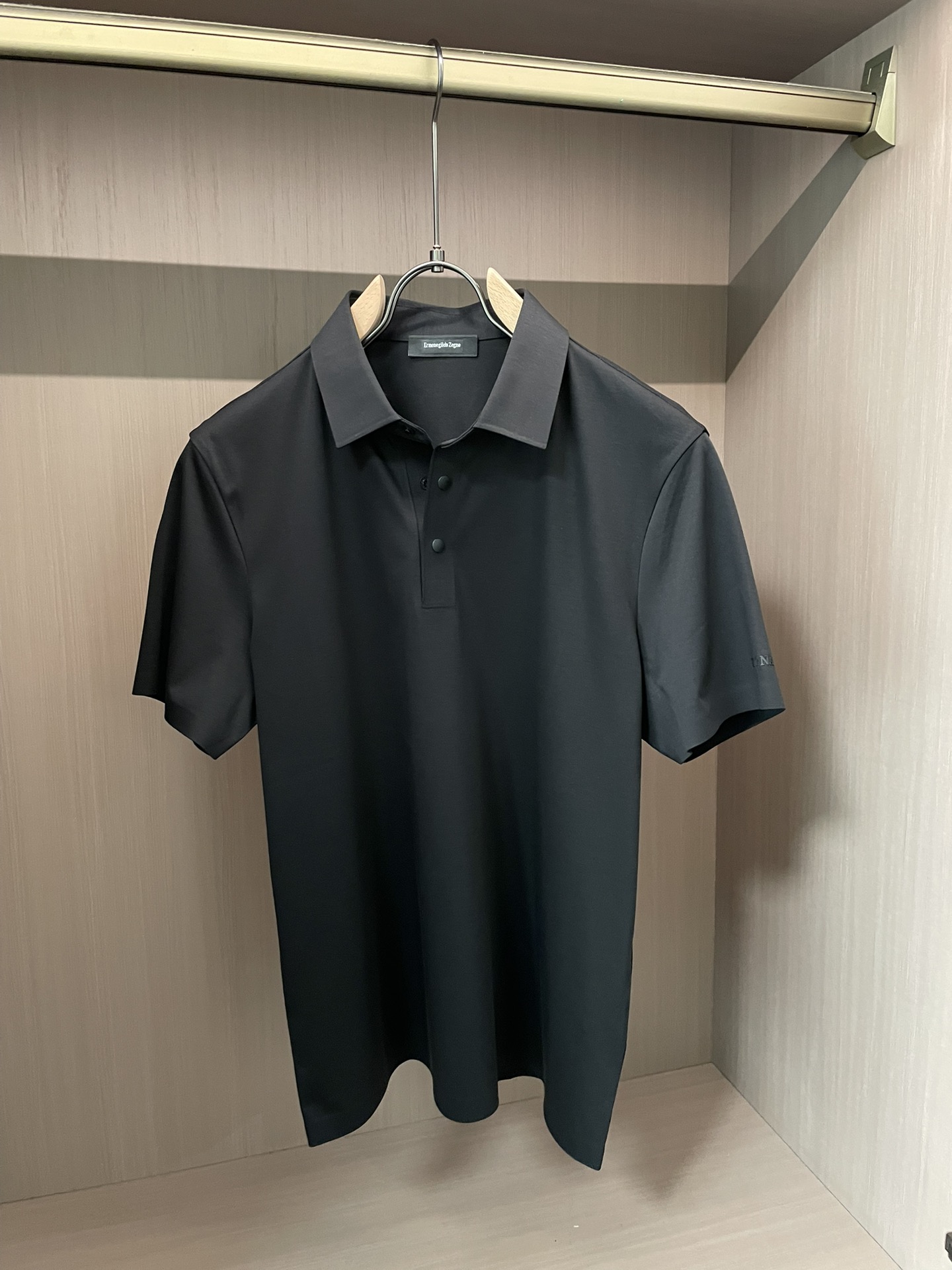 杰尼亚 2026春夏经典的Polo领设计，搭配简洁的单排扣，线条利落流畅，巧妙修饰颈部线条，彰显优雅绅士