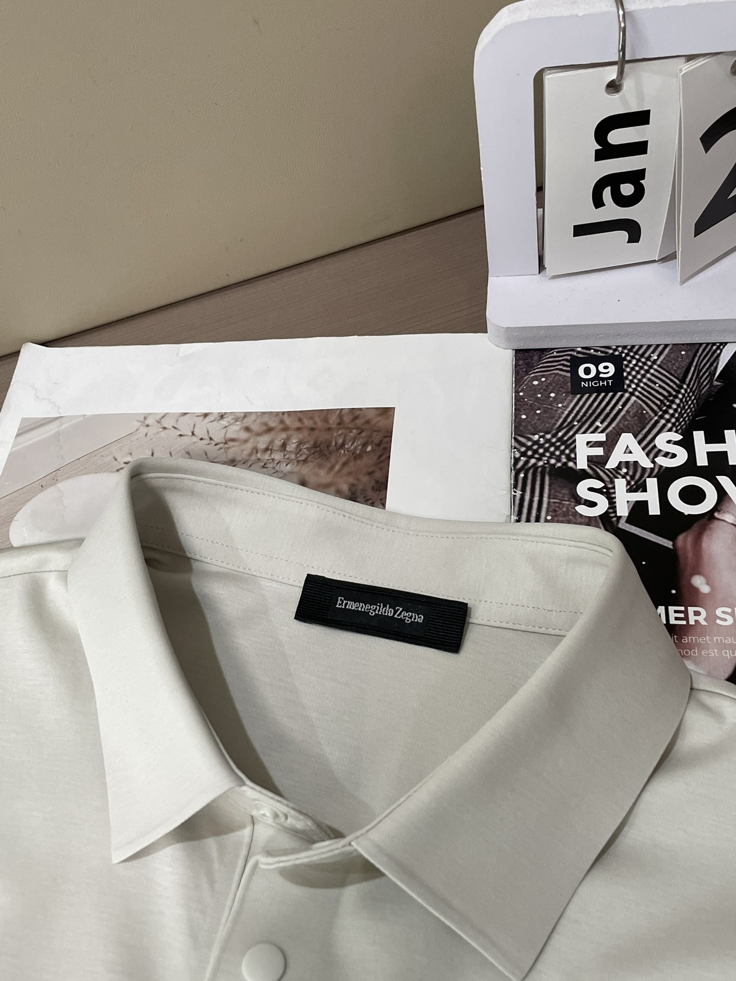 杰尼亚 2026春夏经典的Polo领设计，搭配简洁的单排扣，线条利落流畅，巧妙修饰颈部线条，彰显优雅绅士