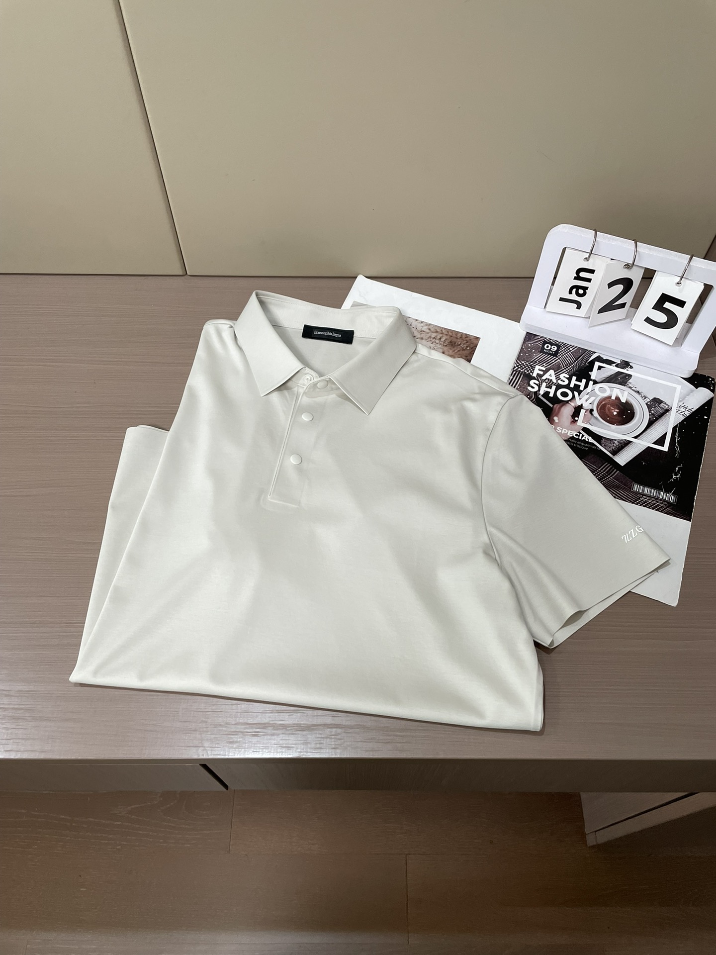 杰尼亚 2026春夏经典的Polo领设计，搭配简洁的单排扣，线条利落流畅，巧妙修饰颈部线条，彰显优雅绅士