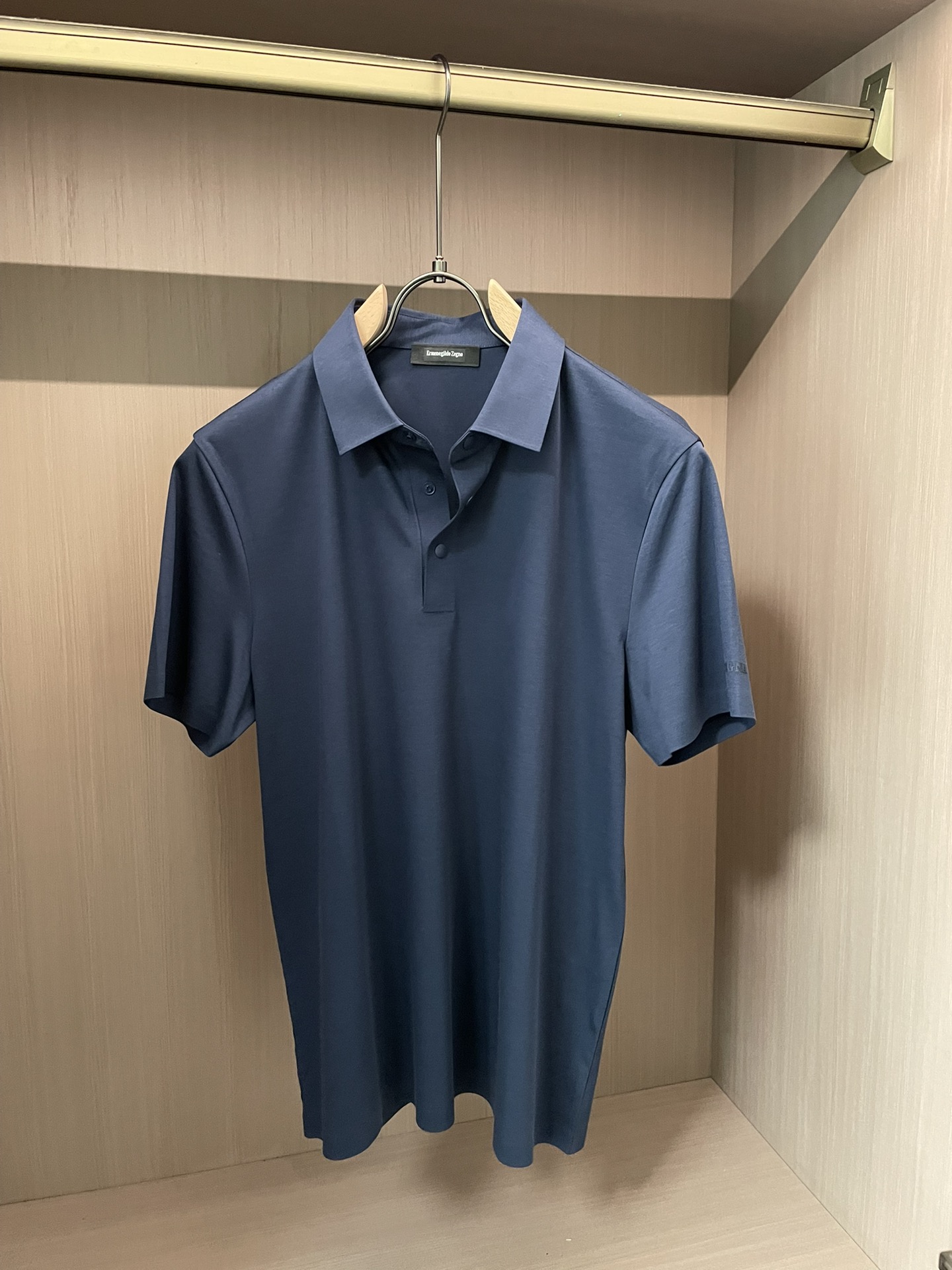 杰尼亚 2026春夏经典的Polo领设计，搭配简洁的单排扣，线条利落流畅，巧妙修饰颈部线条，彰显优雅绅士