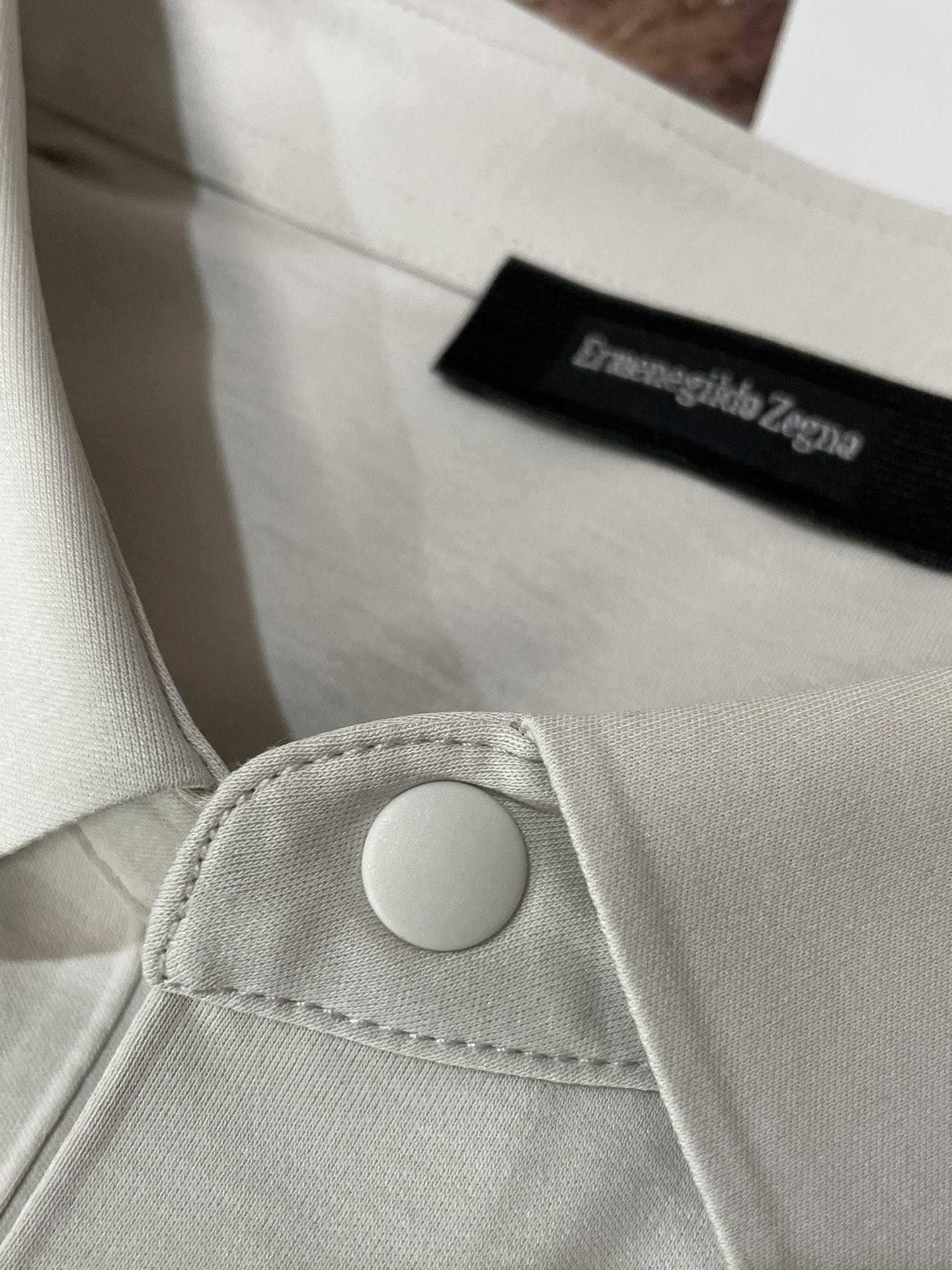 杰尼亚 2026春夏经典的Polo领设计，搭配简洁的单排扣，线条利落流畅，巧妙修饰颈部线条，彰显优雅绅士