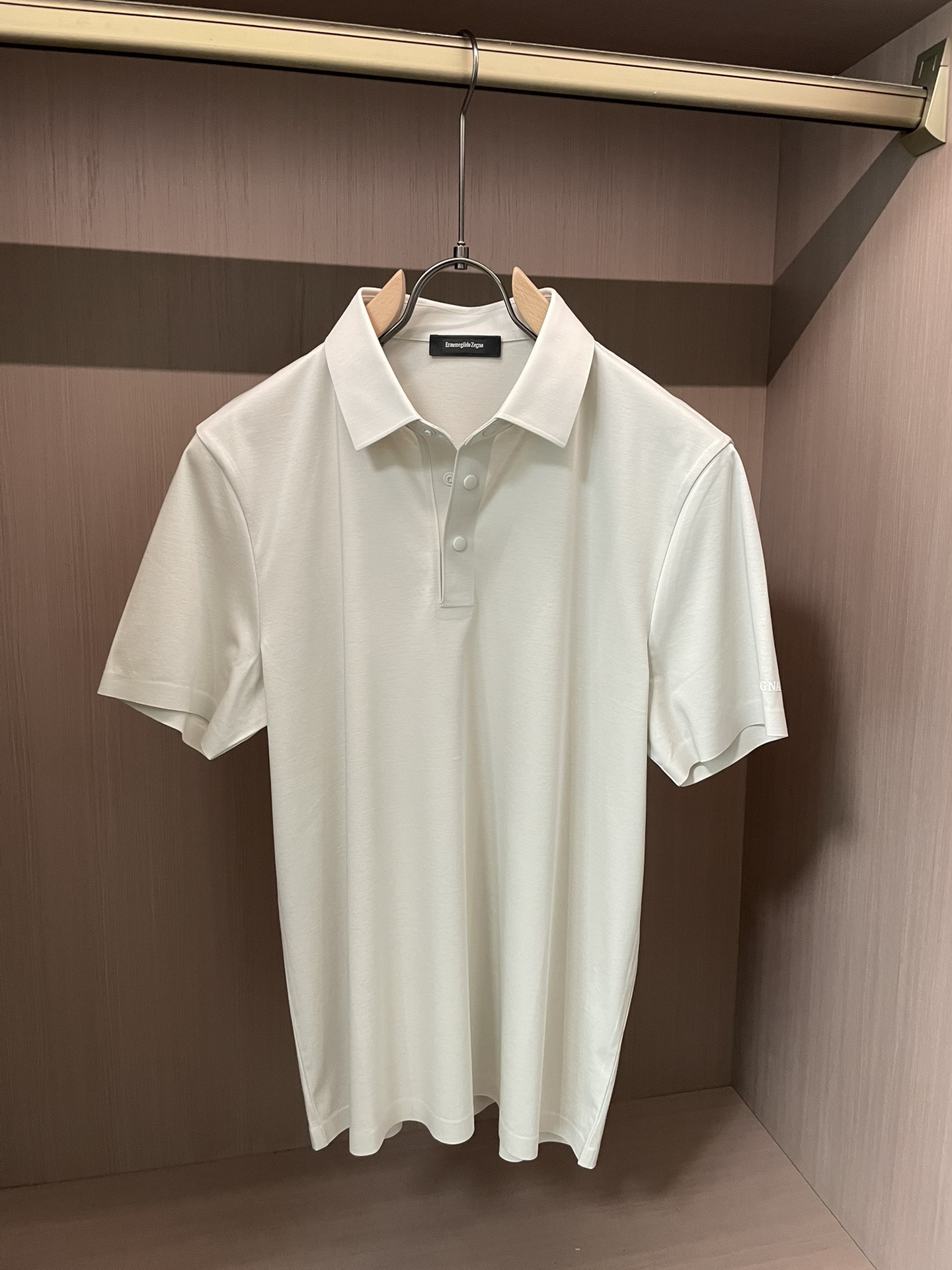 杰尼亚 2026春夏经典的Polo领设计，搭配简洁的单排扣，线条利落流畅，巧妙修饰颈部线条，彰显优雅绅士