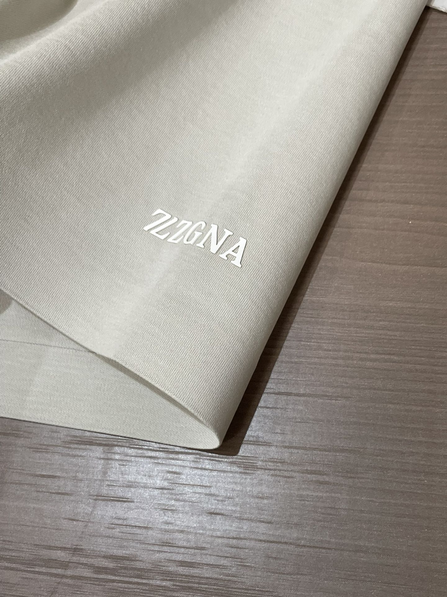 杰尼亚 2026春夏经典的Polo领设计，搭配简洁的单排扣，线条利落流畅，巧妙修饰颈部线条，彰显优雅绅士