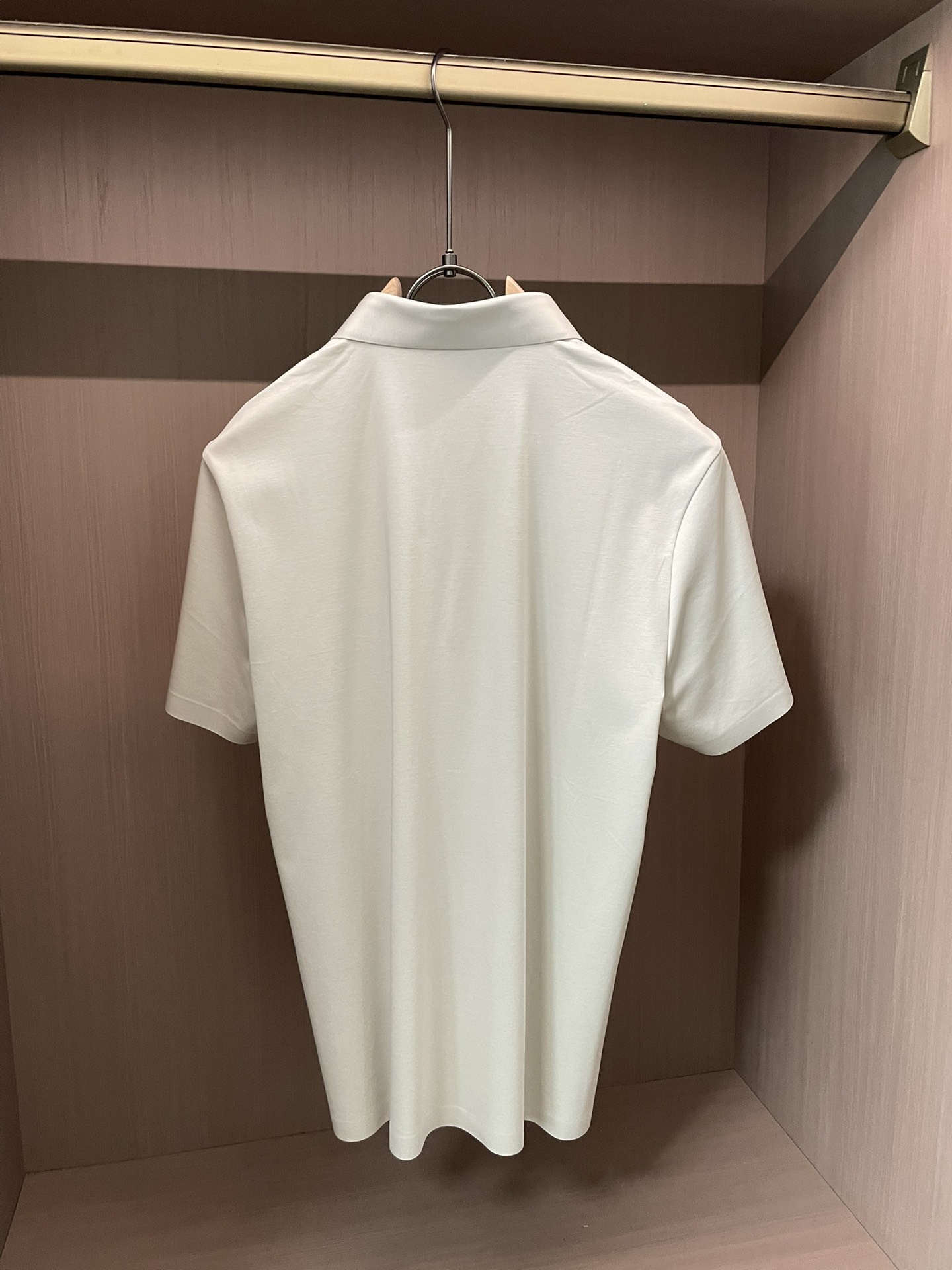 杰尼亚 2026春夏经典的Polo领设计，搭配简洁的单排扣，线条利落流畅，巧妙修饰颈部线条，彰显优雅绅士