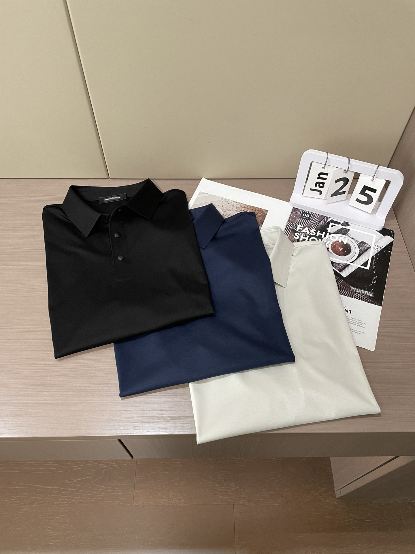 杰尼亚 2026春夏经典的Polo领设计，搭配简洁的单排扣，线条利落流畅，巧妙修饰颈部线条，彰显优雅绅士