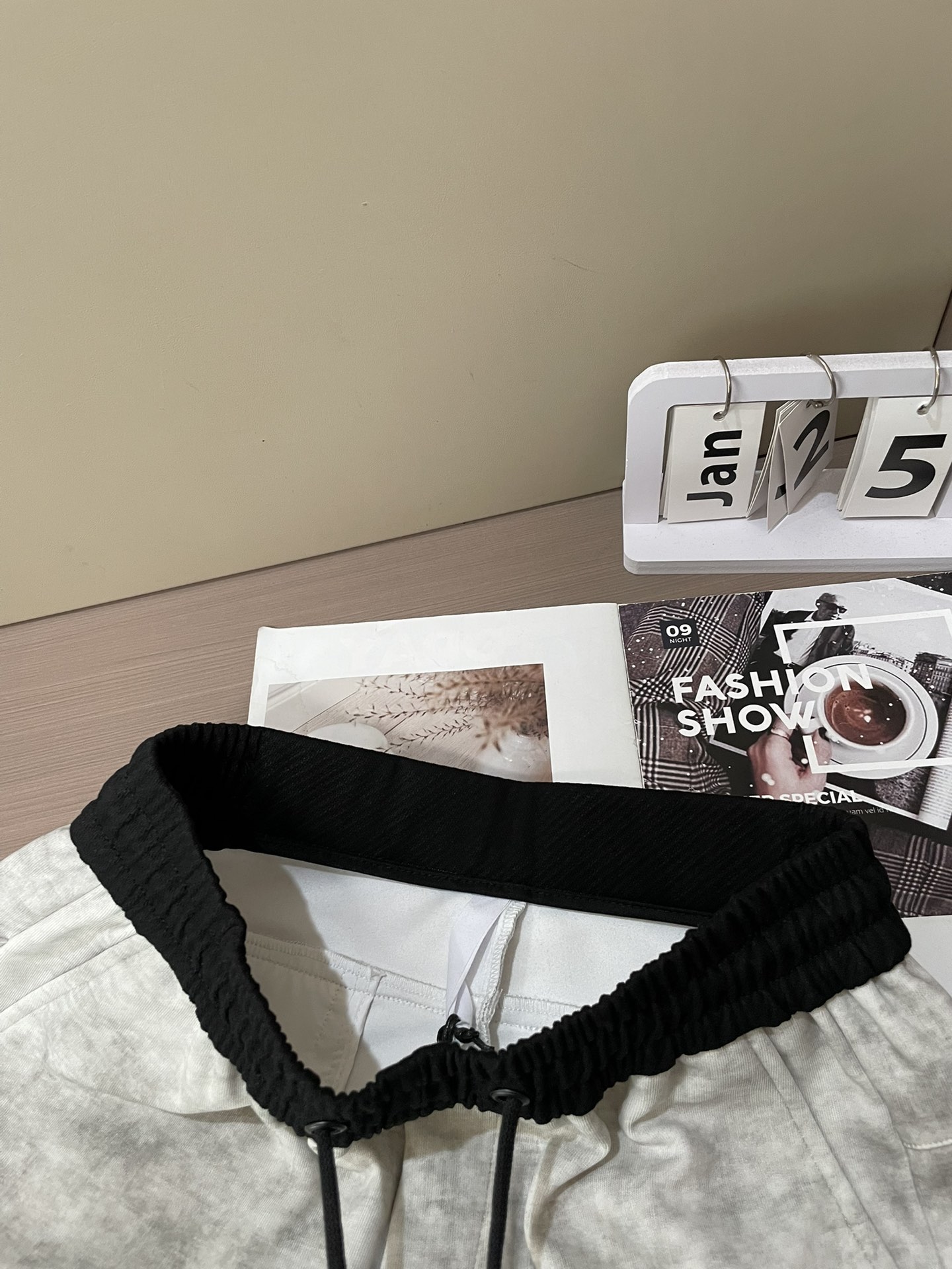 蒙口 2026最新系列男士休闲裤！采用客供弹力柔棉材质，柔软细腻，手感绝佳！品牌格调一览无余！极简主义设