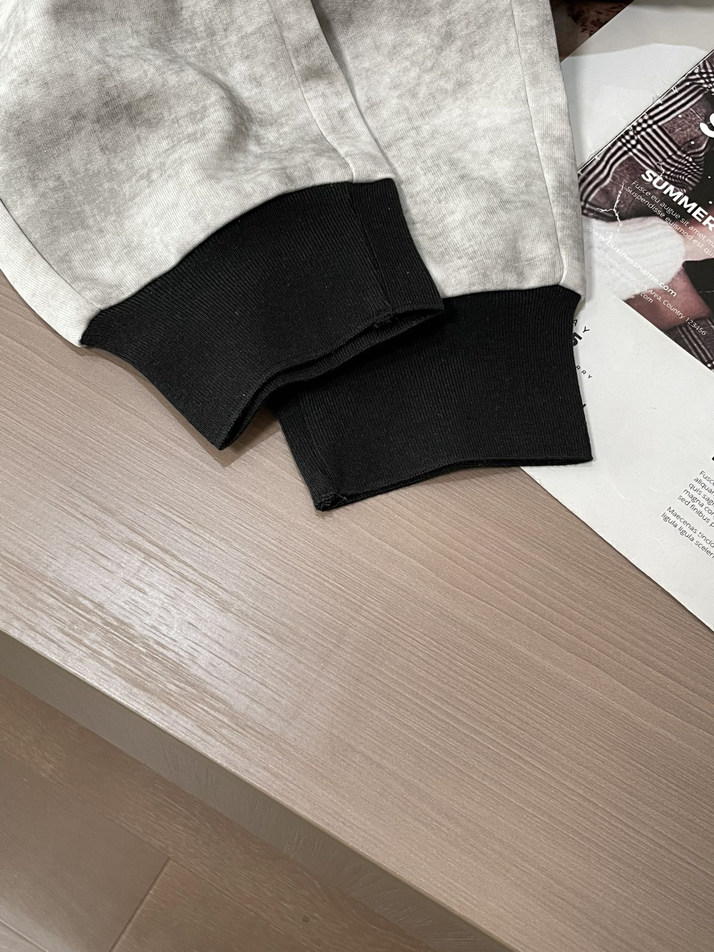 蒙口 2026最新系列男士休闲裤！采用客供弹力柔棉材质，柔软细腻，手感绝佳！品牌格调一览无余！极简主义设