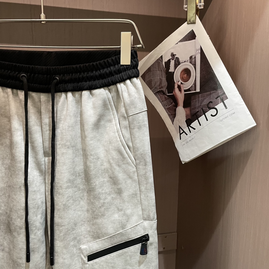 蒙口 2026最新系列男士休闲裤！采用客供弹力柔棉材质，柔软细腻，手感绝佳！品牌格调一览无余！极简主义设