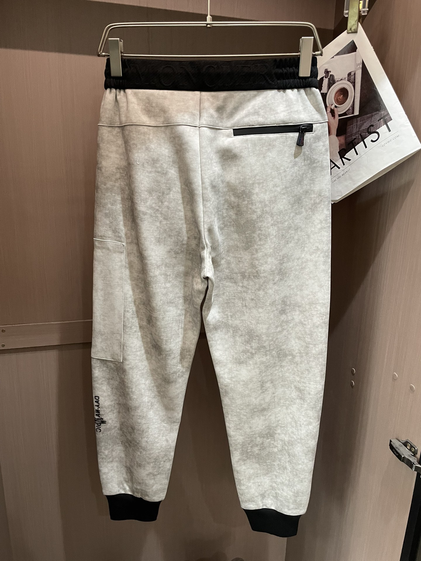 蒙口 2026最新系列男士休闲裤！采用客供弹力柔棉材质，柔软细腻，手感绝佳！品牌格调一览无余！极简主义设