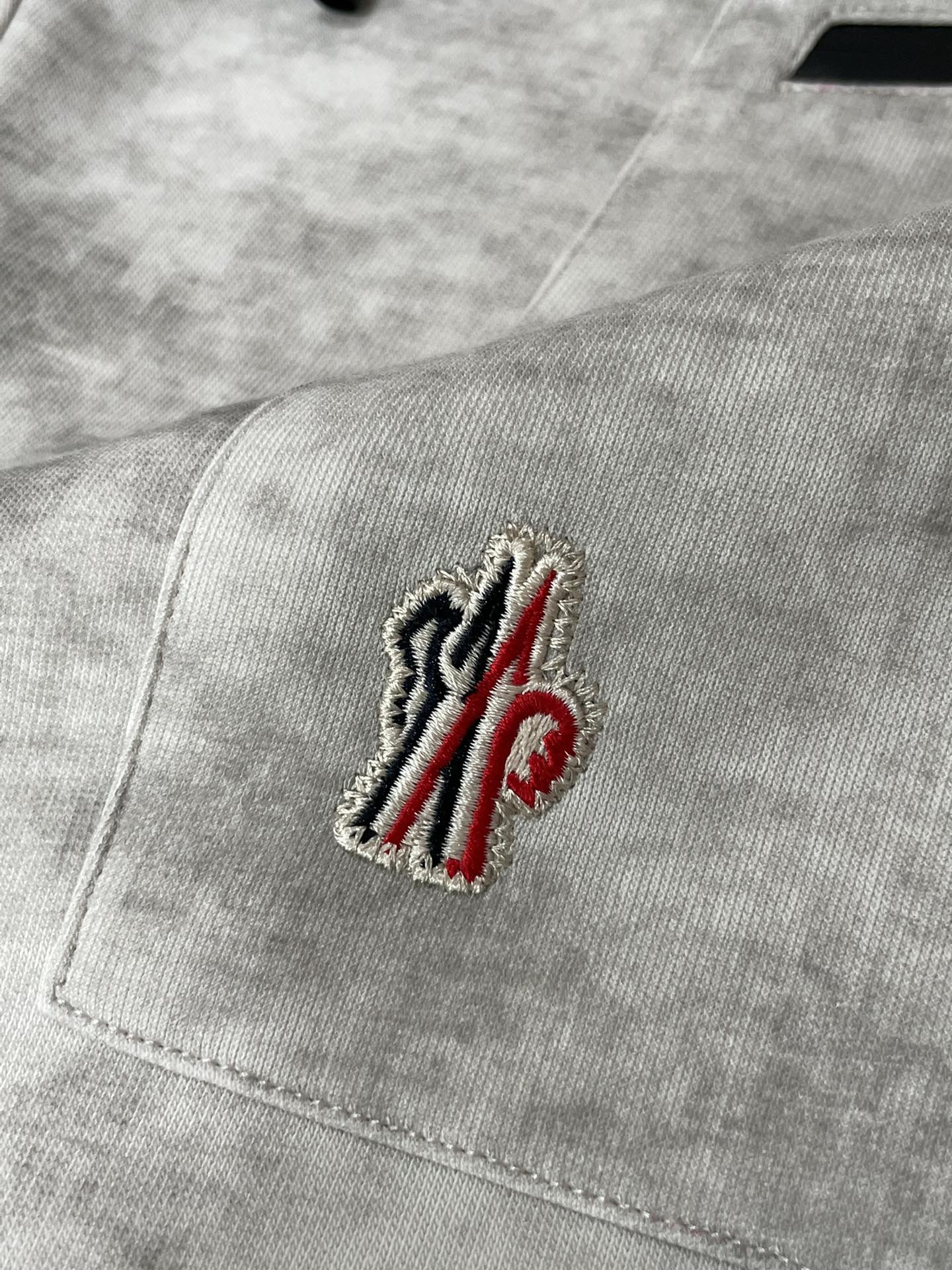 蒙口 2026最新系列男士休闲裤！采用客供弹力柔棉材质，柔软细腻，手感绝佳！品牌格调一览无余！极简主义设