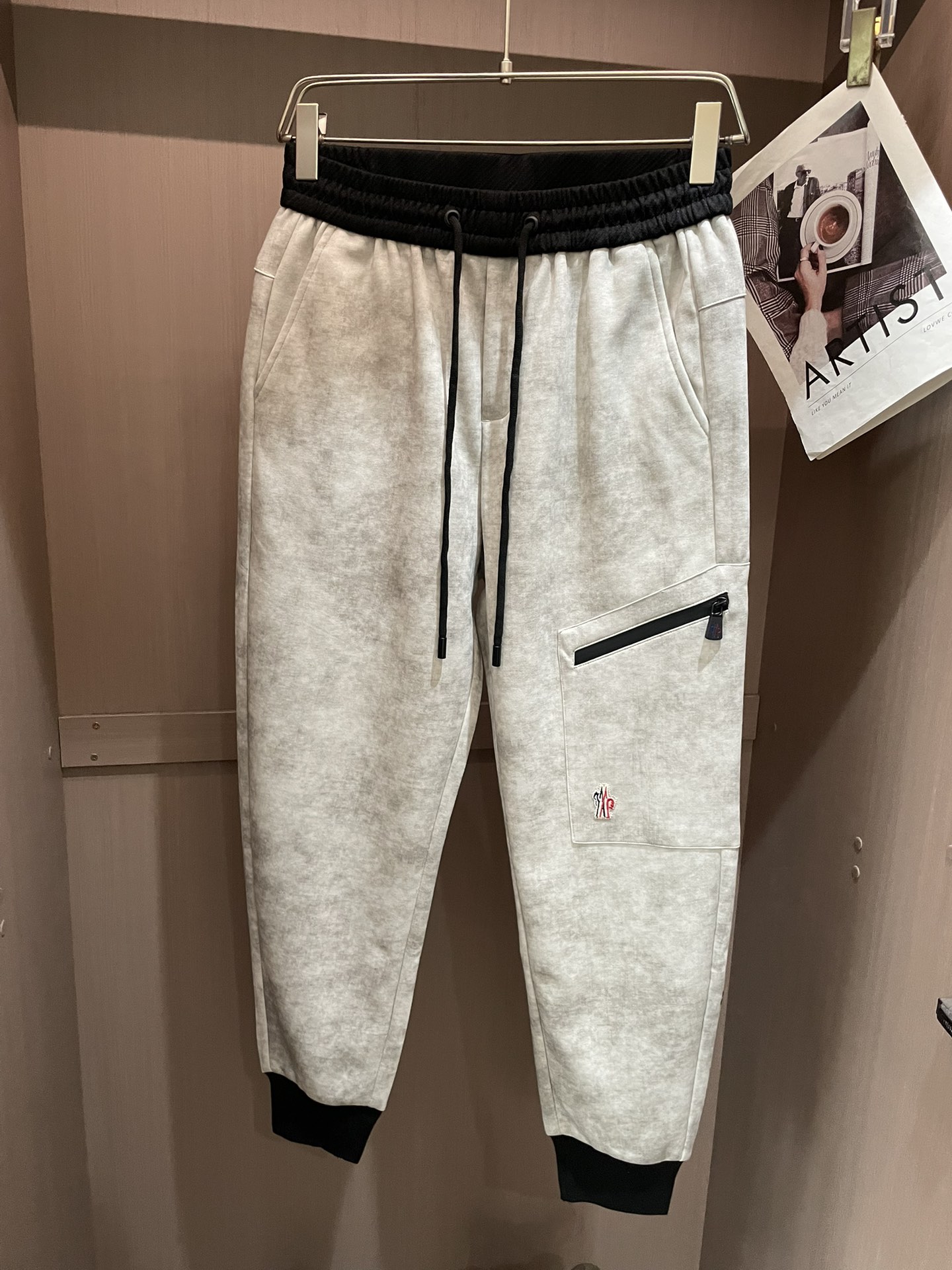 蒙口 2026最新系列男士休闲裤！采用客供弹力柔棉材质，柔软细腻，手感绝佳！品牌格调一览无余！极简主义设