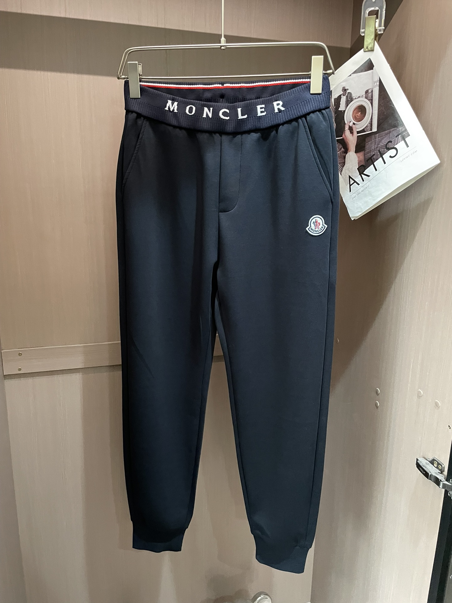 蒙口 2026最新系列男士休闲裤！采用客供弹力柔棉材质，柔软细腻，手感绝佳！品牌格调一览无余！极简主义设