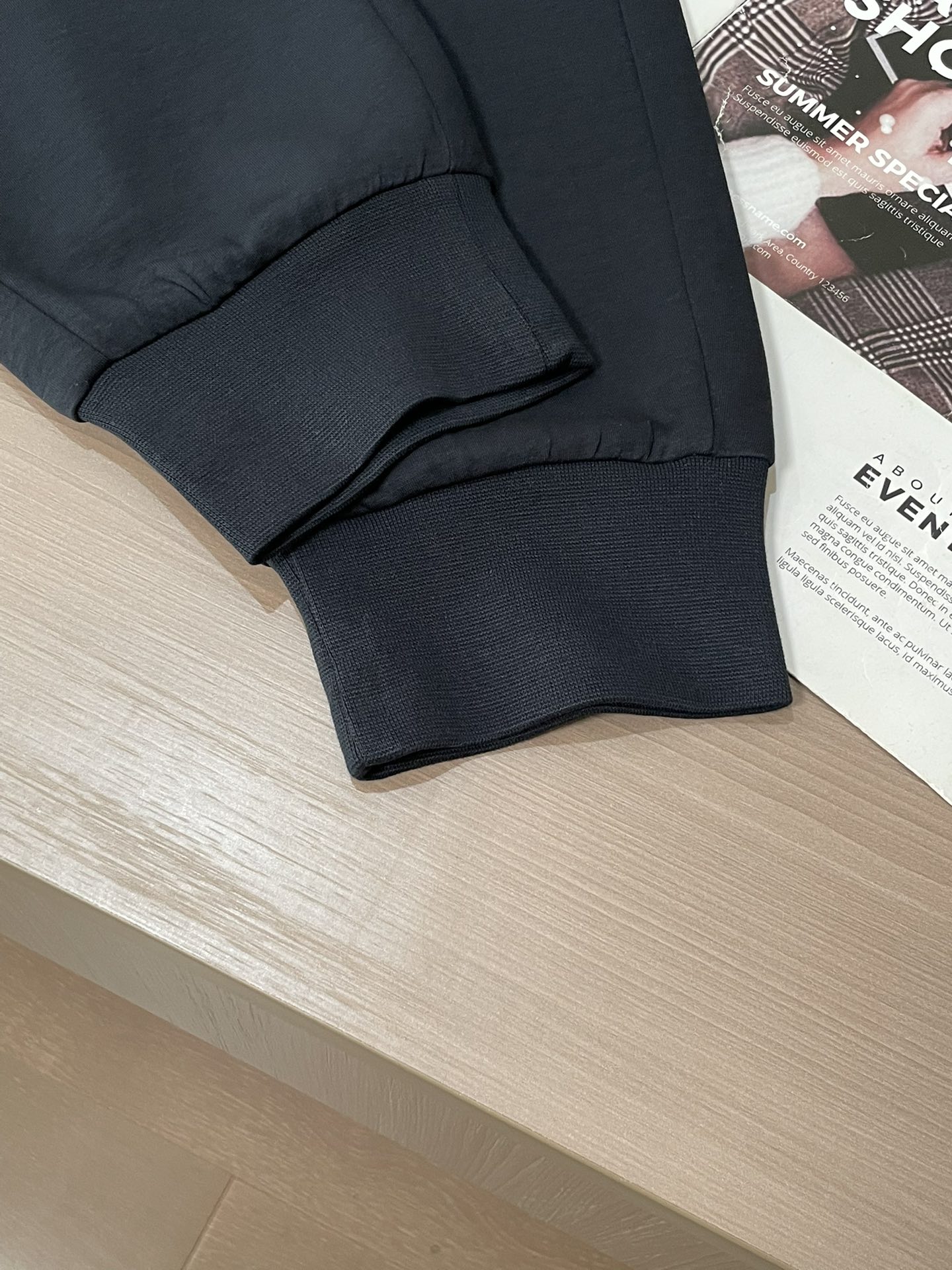 蒙口 2026最新系列男士休闲裤！采用客供弹力柔棉材质，柔软细腻，手感绝佳！品牌格调一览无余！极简主义设