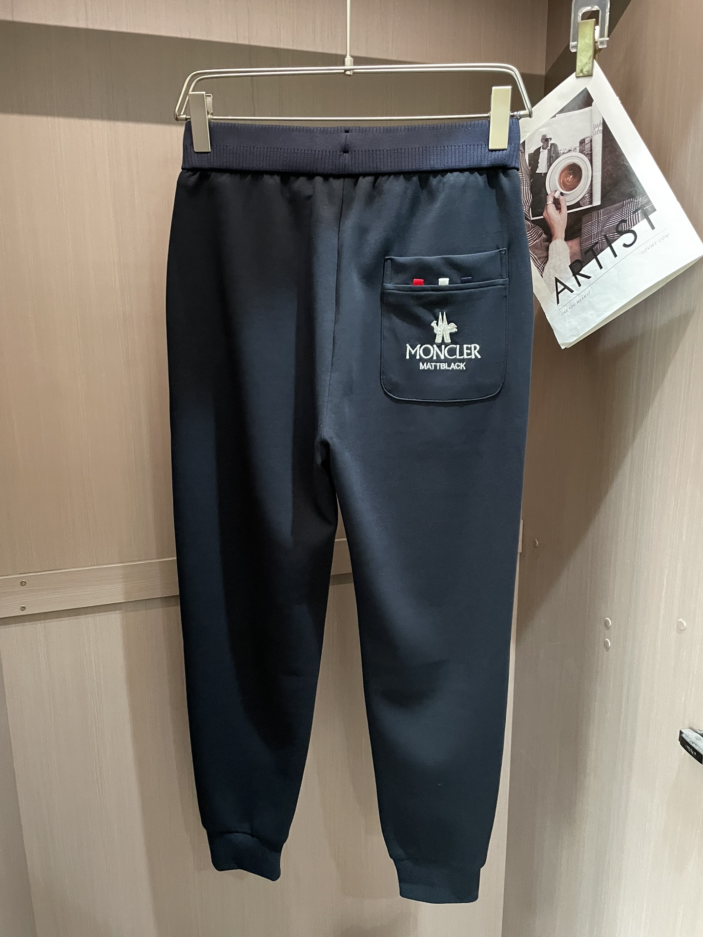 蒙口 2026最新系列男士休闲裤！采用客供弹力柔棉材质，柔软细腻，手感绝佳！品牌格调一览无余！极简主义设