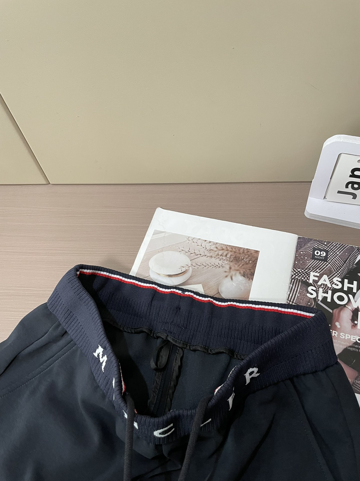 蒙口 2026最新系列男士休闲裤！采用客供弹力柔棉材质，柔软细腻，手感绝佳！品牌格调一览无余！极简主义设