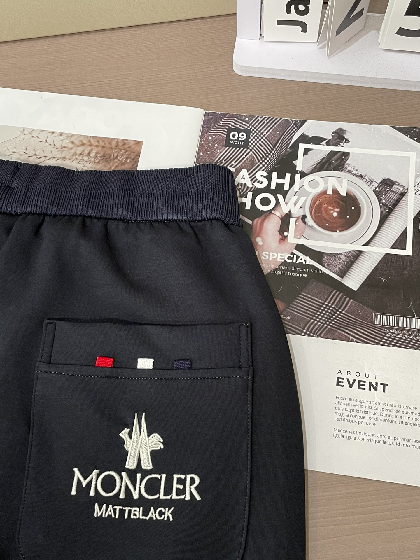 蒙口 2026最新系列男士休闲裤！采用客供弹力柔棉材质，柔软细腻，手感绝佳！品牌格调一览无余！极简主义设